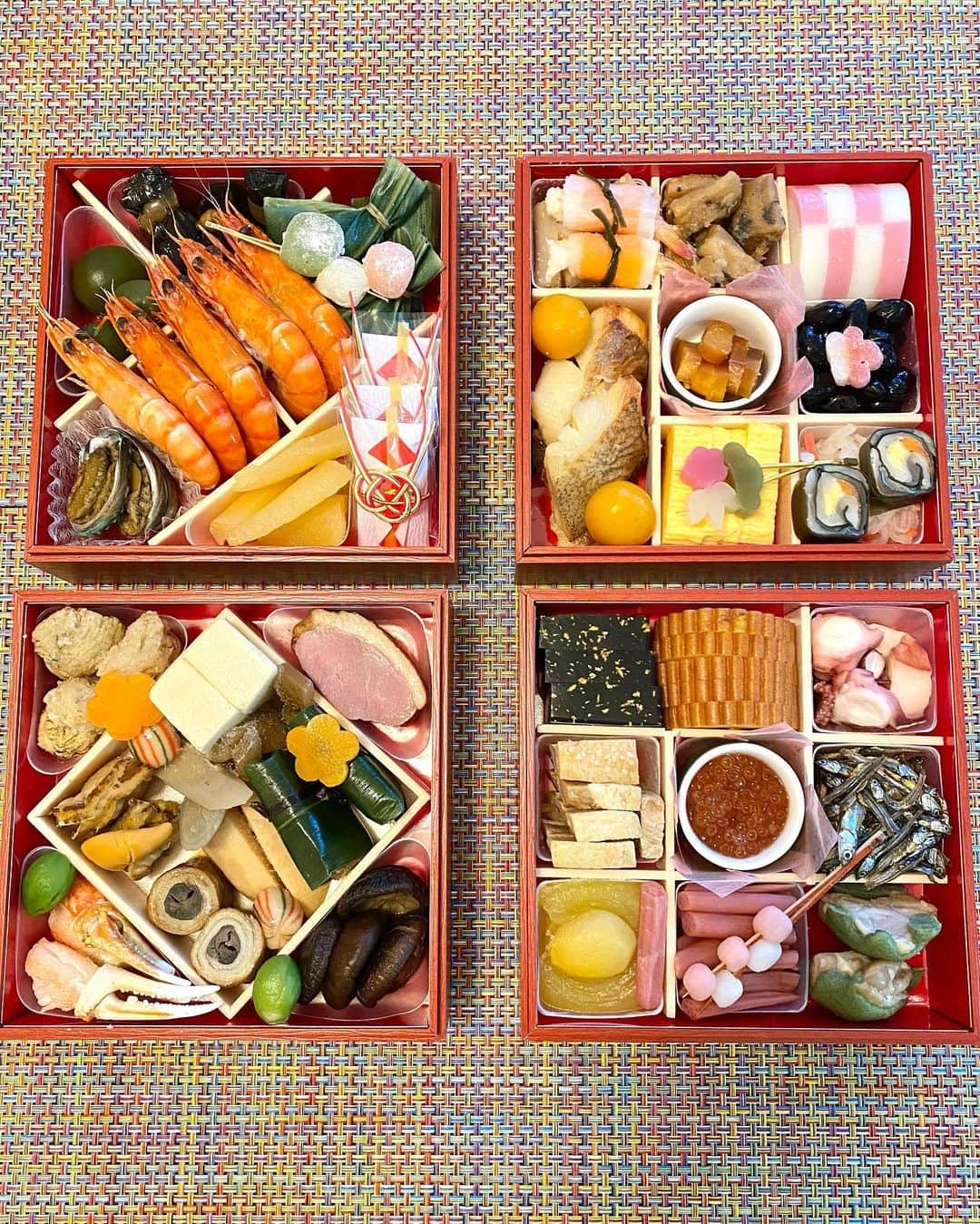 蒲生麻由のインスタグラム：「あけましておめでとうございます🎍⛩🌅  今年もよろしくお願いします🍀  お正月も変わらず 日々公園遊び😅  家族みんなが健康で、笑顔に溢れ、 子供達がのびのびと育ってくれたら それだけで幸せだと思える。  今年もこの笑顔を守る為に、 母ちゃんは頑張ります❣️  #2021年 #謹賀新年 #家族との時間  #familytime #お正月 #笑顔に溢れる一年になりますように #mamalife #男の子ママ  #初めての凧揚げ #おせち #パパが頼んでくれてた」