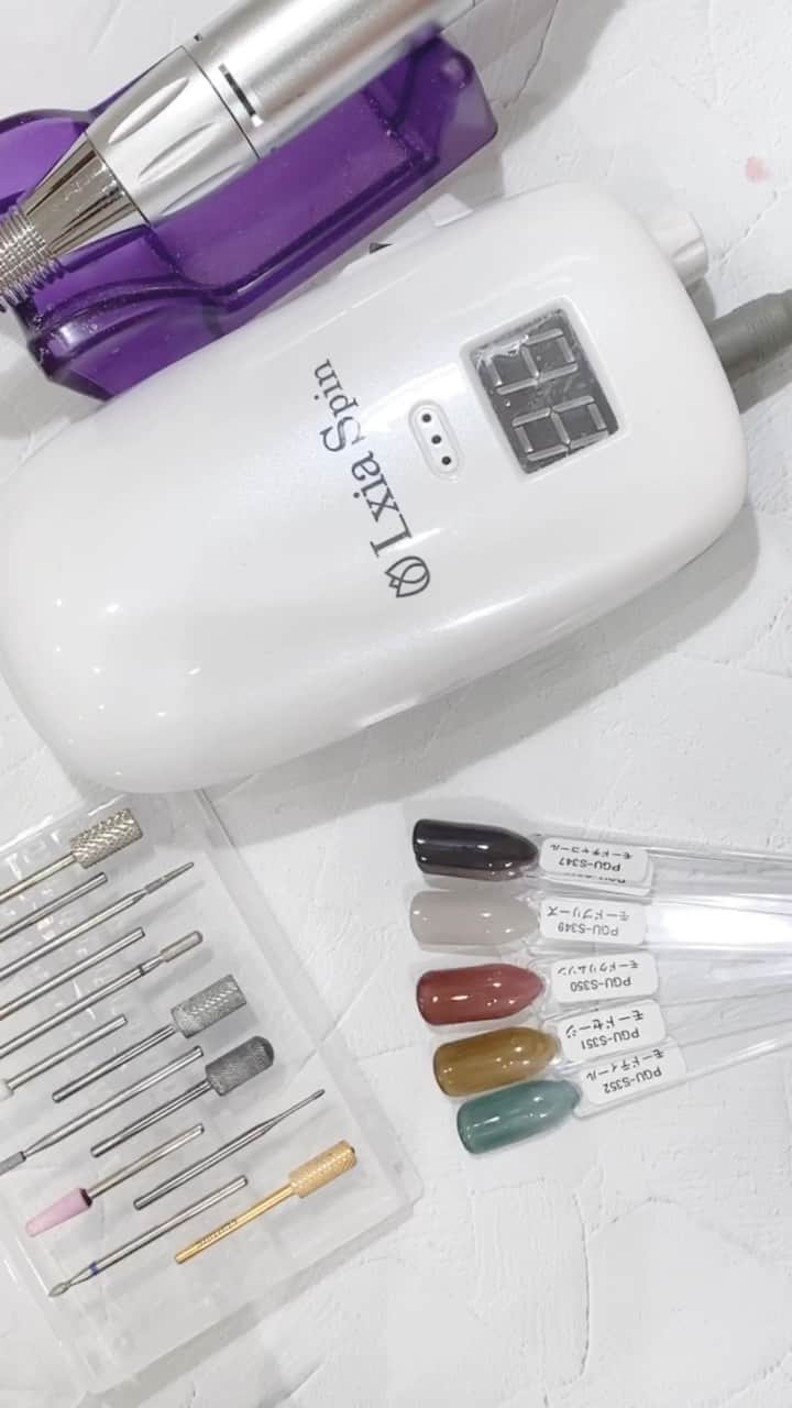 なかやまちえこのインスタグラム：「ジェルオフから。⠀ remove gel.⠀ ⠀  PREGEL・Betty gel・きまぐれキャット・PREANFA・PREXY商品は、ネイリストの方は↓ ⠀ プリモール @nail_premall ⠀ http://gelnailshop.com/ ⠀ ⠀ キャンディポケット @candypocket_official ⠀ http://www.beautysupport.jp/sm/script_main/shoptop.php ⠀ ⠀ セルフの方は↓ ⠀ ジョイアート @joyartofficial ⠀ http://joyart.biz/ ⠀ ⠀ にて購入頂けます☺️⠀⠀  ⠀ @pregelofficial @bettygel_official ⠀  #nail #nails #nailart #ネイル #美甲 #ネイルアート  #japanesenailart #manucure #japanesenails #manicurist #gelnails #أظافر #네일아트 #미용 #vẽmóng #footnails #フットネイル #ペディキュア #pedicure」