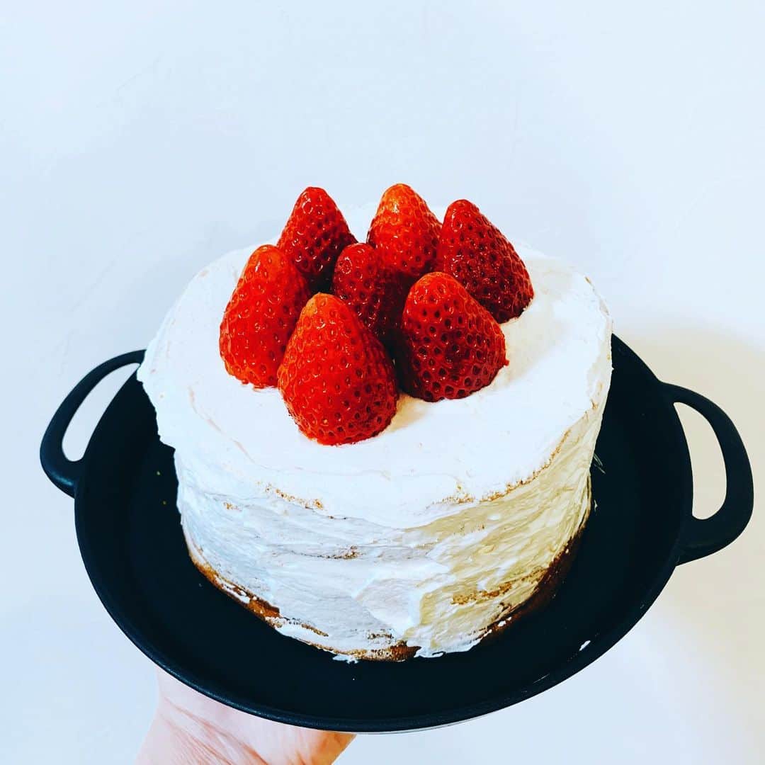 のインスタグラム：「どうしても、苺のケーキが食べたくて… 生クリームが… ナッペが上手くなるほど、生クリーム使うケーキを作る事ないから、全然上手くもならない。笑笑  こはちゃんに生クリーム残しておいてなと言われてケチったら、さらにボロボロ感。」