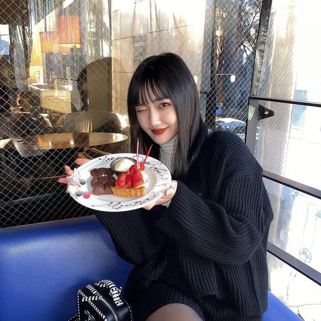 河崎みーなのインスタグラム：「本日23歳になりました🎂✨  アンナとリナがお誕生日お祝いをしてくれて最高な1日だった🎁  いつも応援してくれてる皆さんもいつも本当に有り難うございます♥️  23歳は大人女子目指します👩🏻  축하해주셔서 감사합니다!!✨ . .」