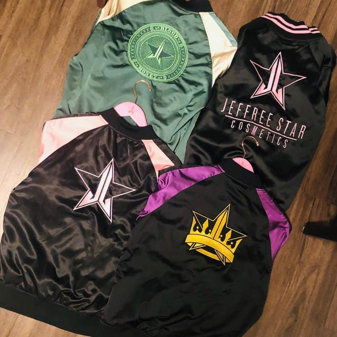 Jeffree Star Cosmeticsさんのインスタグラム写真 - (Jeffree Star CosmeticsInstagram)「Keep it cute & cozy all winter long with our iconic bomber jackets 🌟   Photo by: @shortyisinthehouse 💕   #jeffreestarcosmetics」1月3日 13時09分 - jeffreestarcosmetics