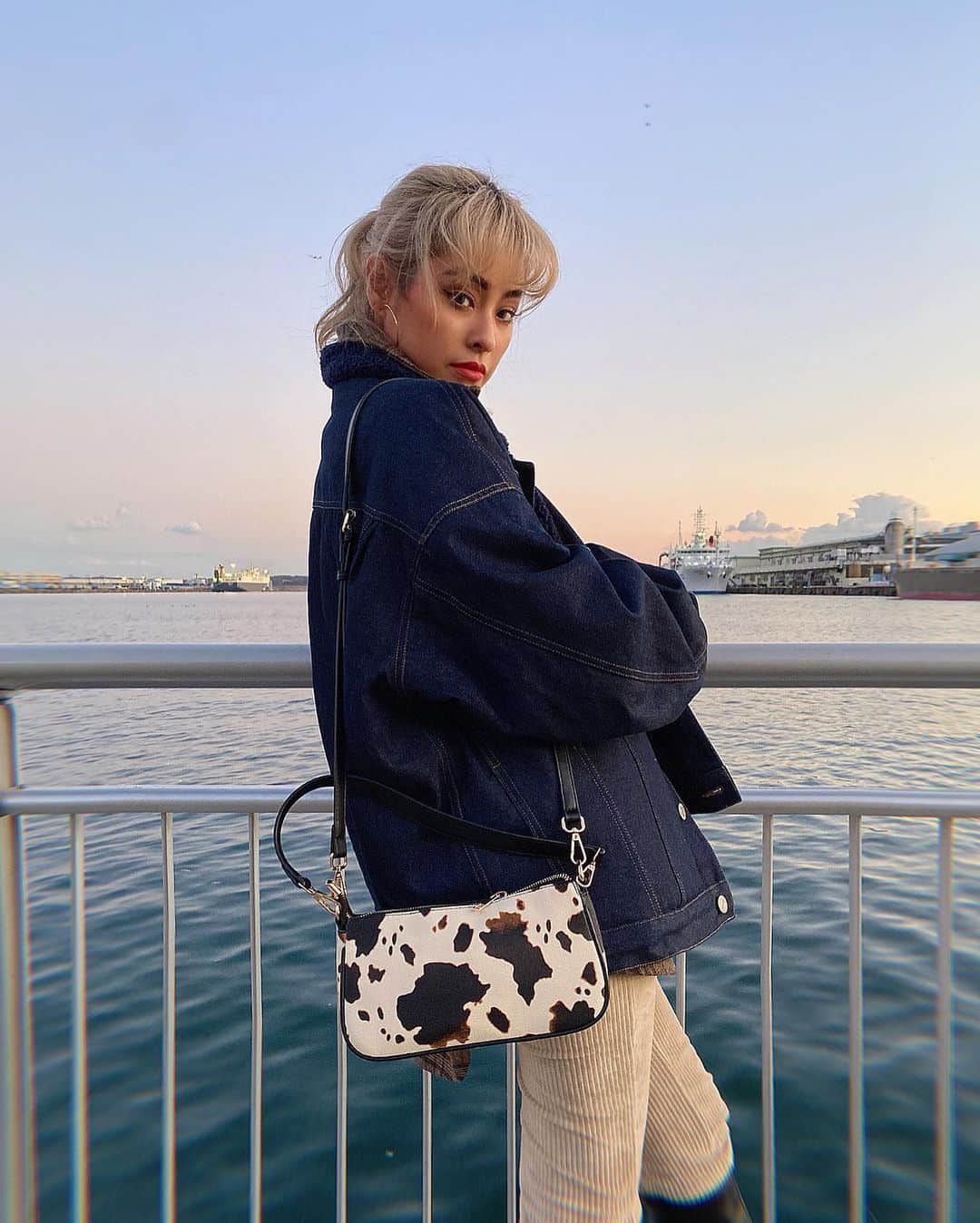 のインスタグラム：「昨日めっちゃ夕空が綺麗だったー😭🌇♥️雲が絵みたいで一生みとれられてたな😳😳 ・ そんな昨日のコーデに合わせたこのBagめちゃくちゃ可愛くないかいっ😳😳？ 前に紹介した @shaggie_official のBagなんだけど、この日もブーツを大愛用♥️♥️♥️ ちなみにこのBagも今日の23:59までZOZOTOWNで【1000円OFF】クーポン配られてるらしいのでかなりお得に手に入れられるお正月チャンスみたいだよ🥺！ ・ アニマル柄って派手になりがちだけど、色味が落ち着いてるから色んなスタイルに使いやすいんだよね👍🏼 #instagood#instadaily#ootd#outfitoftheday#fashion#winterfashion#shaggie#shaggie_ootd #コーデ#冬コーデ」