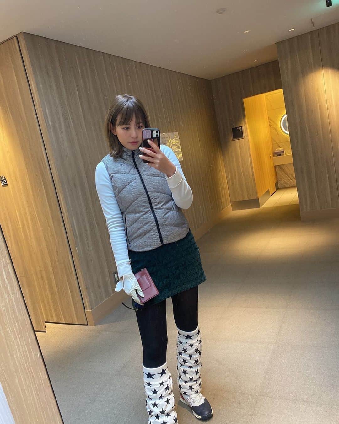 原田怜奈のインスタグラム：「初打ち👏⛳️ 寒いけど、 @tomochangolf777 朋ちゃんと健闘してる🥶 レッグウォーマーあれば この冬乗り切れるね🙂 . . . . . . #冬ゴルフ　#女子ゴルフ　#golf #ゴルファー」