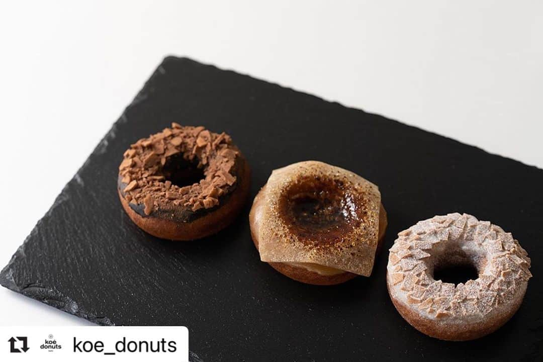 コエさんのインスタグラム写真 - (コエInstagram)「.﻿ ＼ 🎍limited donuts🍩 ／﻿ ﻿ 京都の名店「井筒八ッ橋」の八ツ橋を使用したドーナツも好評発売中！  ○ koe donuts 八ッ橋チョコクランチ　¥300+tax  チョコレートガナッシュに有機ココアパウダーを纏った八ッ橋をトッピング。 カカオの風味とニッキの香りがクセになる一品です。  ○ koe donuts 生八ッ橋のみたらし風　¥350+tax  みたらしグレーズに、井筒 生八ツ橋を 大胆に１枚乗せてカラメルで仕上げた一品。 みたらし団子のような食感で 軽食にもぴったりなドーナツです。  ○ koe donuts 八ッ橋りんご　¥300+tax  京名物 井筒八ツ橋を細かく砕き、りんごグレースにのせた新食感ドーナツ。 甘酸っぱいりんご、パリッとした食感の八ツ橋とニッキの香りが相性抜群な一品です。  ぜひお試しください🤲  #koedonuts #koeethical #donutsinnovation #donuts #cafestagram #genic_cafe #genic_sweets #cafetour #kyotocafe #ethical #コエ #コエドーナツ #ドーナツ #エシカル #エシカルドーナツ #地産地消 #カフェ巡り #京都カフェ #京都カフェ巡り #関西カフェ #四条カフェ #隈研吾 #長場雄 #京都観光 #도넛 #gotokyoto #八ッ橋 #お正月 #みたらし #チョコクランチ」1月3日 13時24分 - koe_official