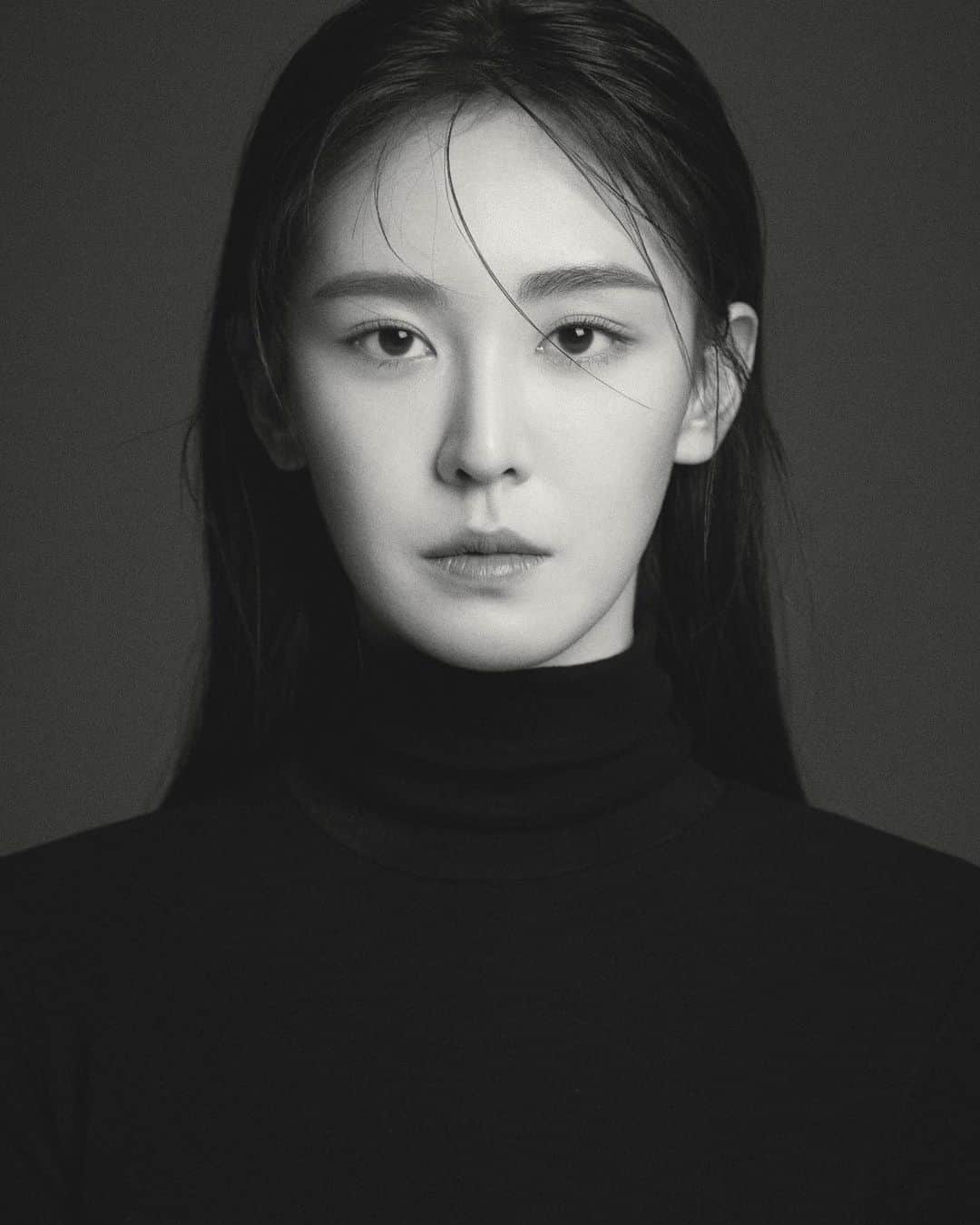 オ・ヨンギョン のインスタグラム：「흑백버전 . . 이쁘게 찍어주신 천영상작가님, 그리고 이쁜헤어메이크업 맡아주신 서옥선생님, 윤성호실장님 감사합니다!💙」