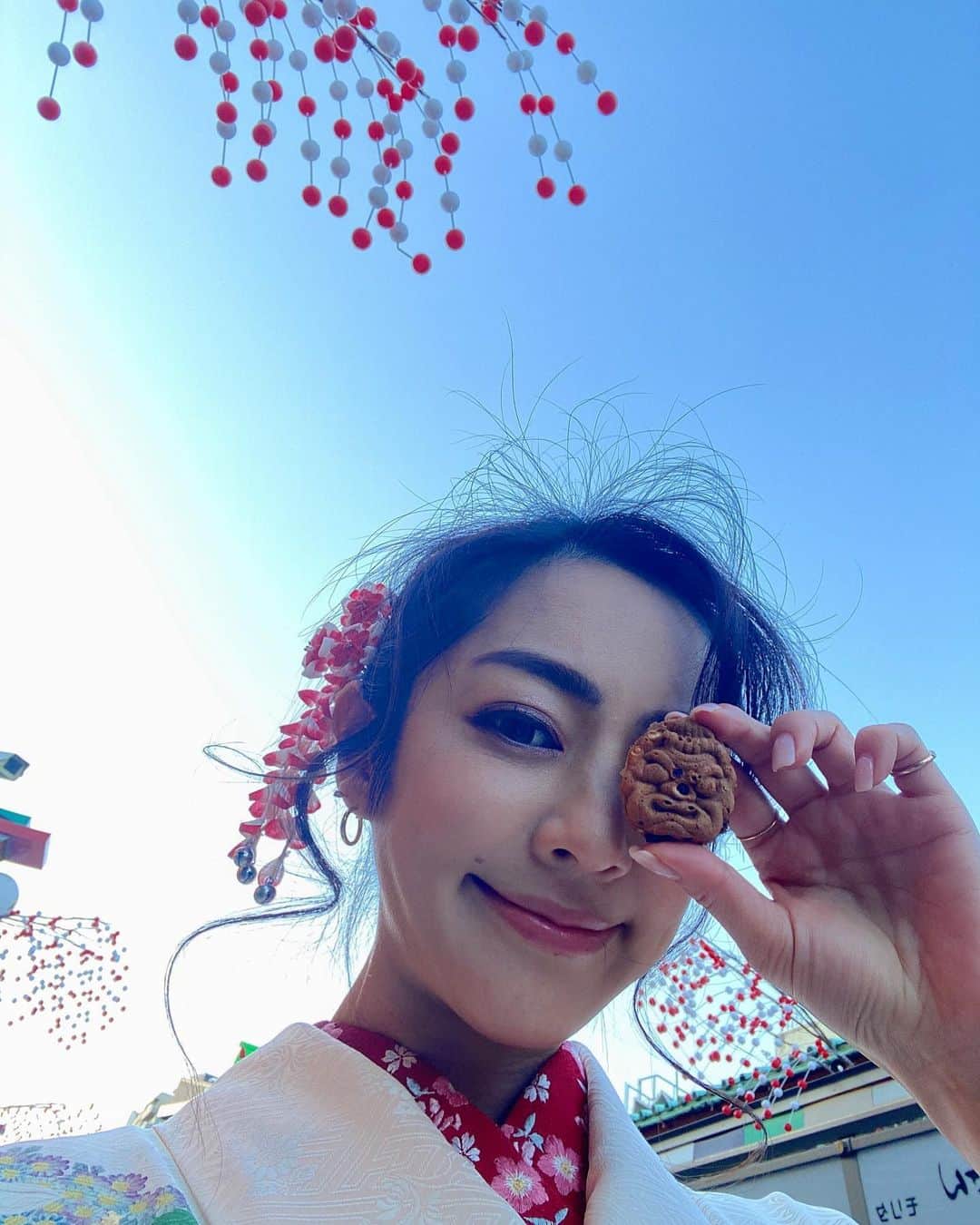 のインスタグラム：「Yum yum 😋😋😋  #人形焼 👹🏮🗼 #お正月  #一粒万倍日 #着物 #振袖 #二重顎さん」