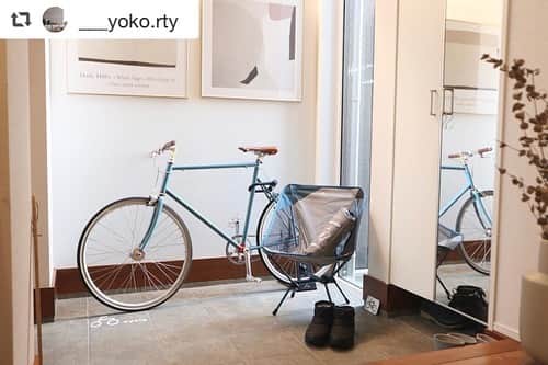FABIAさんのインスタグラム写真 - (FABIAInstagram)「#repost @___yoko.rty via @PhotoAroundApp  2020.12/29﻿ ﻿ 今日はとりあえず玄関周りの掃除から！﻿ 掃き掃除すら産後してなかったわ😌え﻿ ﻿ 天気も良くて気持ちいい！✨﻿ ﻿ tokyobike の自転車と色味がマッチしててお気に入りのケシュアのローチェア。﻿ こんなにコンパクトなのに、最大耐荷重量、110kg！ 普通に安定感あって座りやすい！﻿ ﻿ あとこういうアウトドアチェアってすごくお値段が高いイメージがありましたが、﻿ このデカトロン（フランス🇫🇷のスポーツメーカー）のアウトドアアイテムはやすい！そしてコスパもちゃんと良し。﻿ ﻿ どこでも気軽に持ち運ぶことができるサイズ感が魅力よ。すごくコンパクトになります。﻿ 左側には便利なドリンクホルダーも付いてます！﻿ ﻿ 座る部分を部品に差し込むとき、﻿ 下を最後に差し込むのがコツです♩﻿ ﻿ こちらも、 @northmall_com さんのアイテム！﻿ ﻿ お得な年末年始SALEも今日から始まりました✨﻿ 半額アイテムもたくさんあるので、こたつに入ってダラダラしながら覗いてみてください😌﻿ ﻿  #ノースモールサイト  #ノースモール#northmall #ノルタク #インテリア #シンプルインテリア  #インテリアショップ  #暮らしの道具  #暮らしを楽しむ #丁寧な暮らし #上質な暮らし  #雑貨 #インテリア雑貨 #生活雑貨  #お洒落雑貨  #北欧インテリア #デカトロン #QUECHUA #ケシュア #Decathlon #コンパクトな折りたたみ式ローチェア #コンパクトチェア #アウトドア #アウトドアチェア #玄関インテリア」1月3日 13時33分 - northmall_com