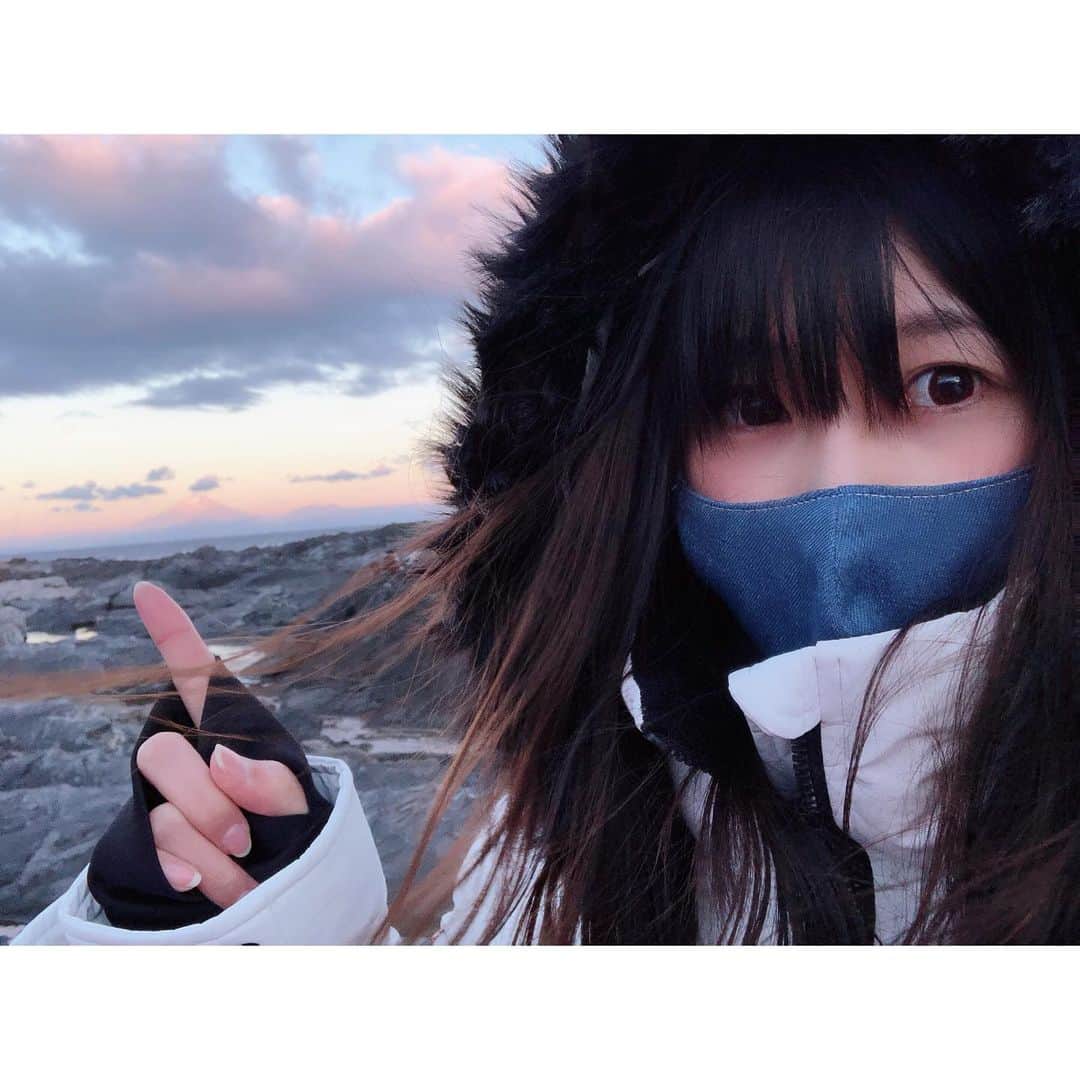 広岡あんずのインスタグラム：「. 🌊×🗻  雲が多くて日の出見えなかったけど キレイな富士山が見えた🙏🏼✨ . #朝日 #日の出 #海 #富士山 #初日の出 #🌊 #🗻」