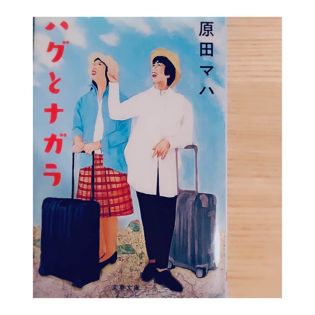 小西真奈美さんのインスタグラム写真 - (小西真奈美Instagram)「生きてると 予想もしなかった 楽しいことがいっぱいある。 with 原田マハさんと昨年パリで。  『人生をもっと足掻こう』 大好きなフレーズです☺️  #原田マハ さん #パリ #カフェ #ハグとナガラ」1月3日 13時28分 - manami.official