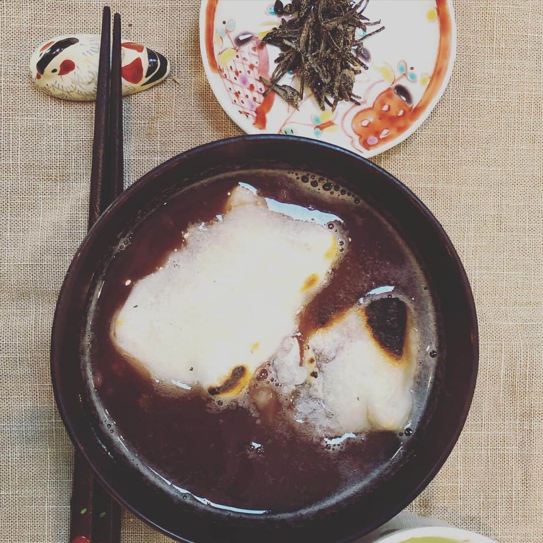 藤田朋子さんのインスタグラム写真 - (藤田朋子Instagram)「どうしよ お餅🎍 美味しすぎて 食べ過ぎました どうしたらいい😅」1月3日 13時36分 - chiendormant