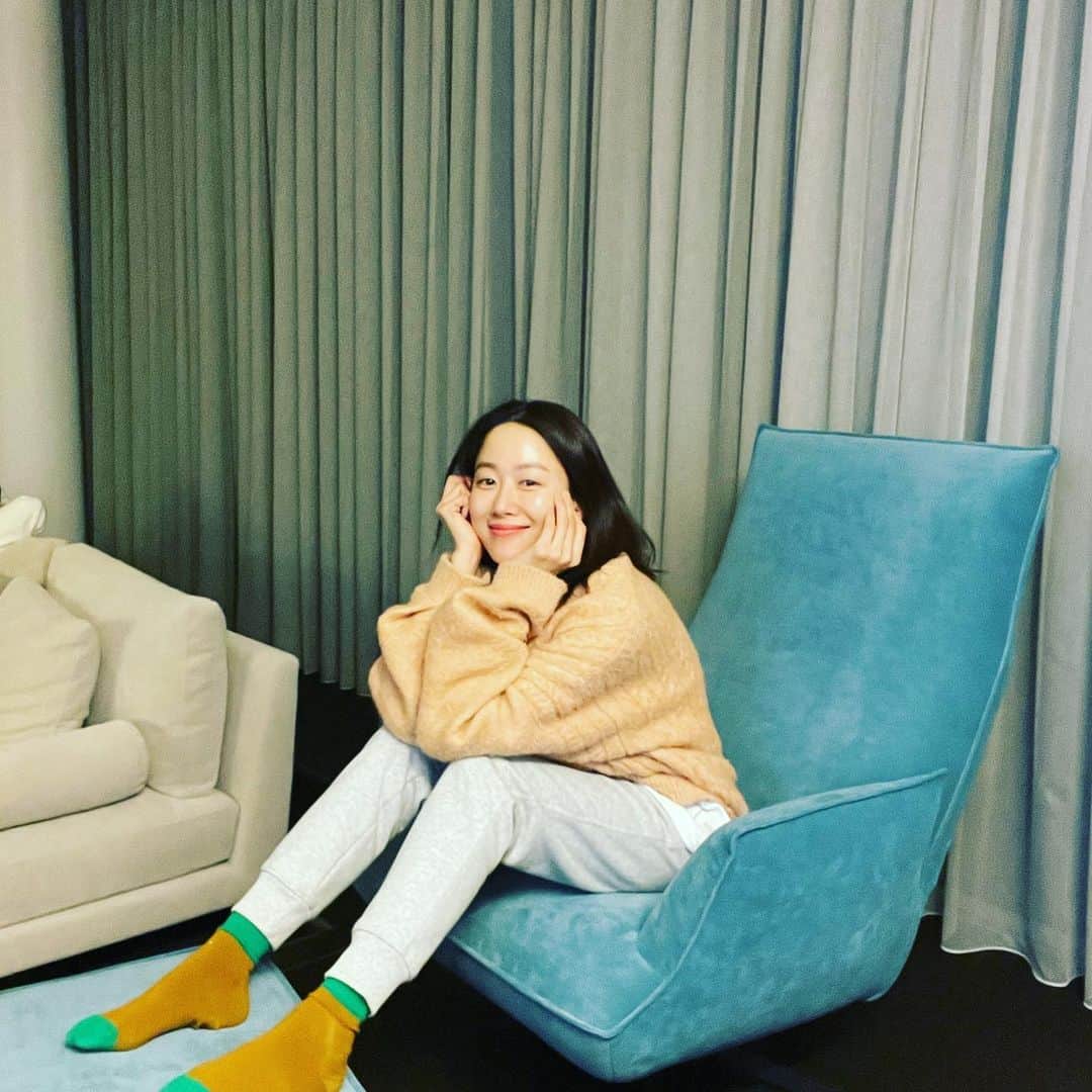 チョン・ヘビンのインスタグラム：「사회적 거리두기,5인이상 집합금지 하면서 집에 있는시간이 길어질수록 안찍던 셀카도 열심히 찍어보고 딩굴딩굴 누워서 시간도 많이 보내게 되네요   소파칼라가 이뻐서 그릉가 추리닝 바람에도 칼라뽕지게 찍혀🌈 #딩굴컷  . 독서의자 갖고파서 노래부르고 다녔는데 가격 디자인 다 맘에 쏙드네용🥰 올해 목표중에 하나,스마트폰 내려놓고 책 많이 읽기!! 마음을 살찌워서 고난 속에서도 평화하고 만족하는 삶을 살기!  . 여러분의 올 해 목표는 무엇인가요?」