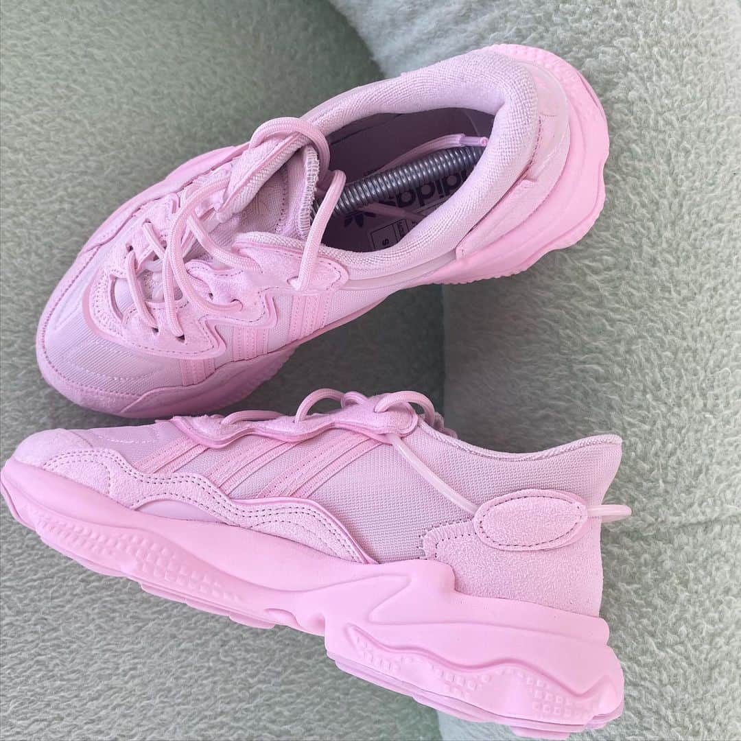 STYLERUNNERさんのインスタグラム写真 - (STYLERUNNERInstagram)「Sneaker Crush Sunday: The all pink fabrication make them easy to pair them with any outfit to make a statement. 💕💕 #stylerunner #adidas #ozweego #adidasozweego」1月3日 13時37分 - stylerunner