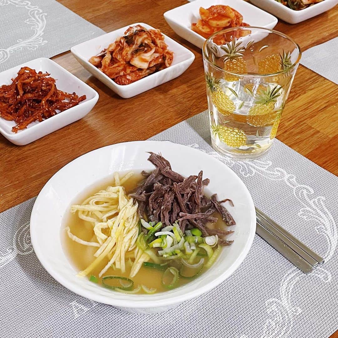 スヒョンのインスタグラム：「♥ 2021년 새해 떡국은 천안 백종원 스더 언니가 끓여주셔서 입으로 설거지했다 완전 짱맛 💪🏻👧🏻🤳🏻 뭐 했다고 내가 26살이지.. 내 25살은 코로나 때문에 날렸으니까 솔직히 -1살 해줘야 됨.. 𝑱𝒂𝒏𝒈𝒔𝒖𝒉𝒚𝒖𝒏」