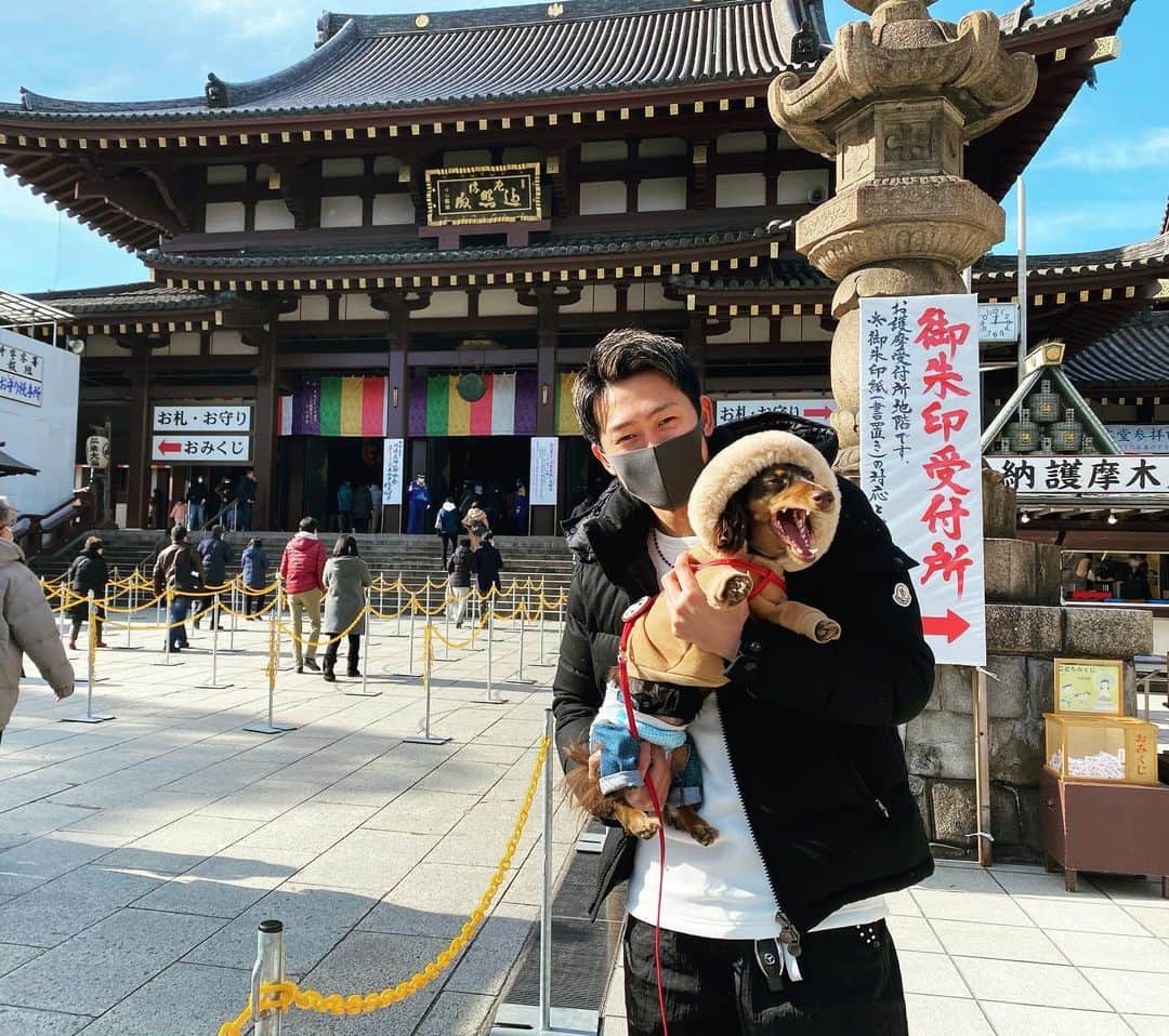 吉濱遼平のインスタグラム：「・ 毎年恒例の初詣！ 今年はいい1年にします #川崎大師 #りんちゃんげきかわ #これ嫌がってないよね #2021年もよろしくお願いします」