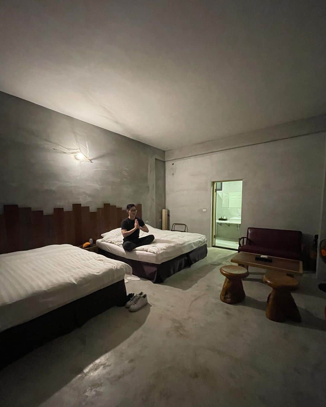 郭圈圈さんのインスタグラム写真 - (郭圈圈Instagram)「從宜蘭回台南的路上想說可以再找一個點去住一晚，由於新竹、台中、南投、彰化這些中間點都去一起去過了，就選了 #苗栗～ - 找到這間在山上的民宿 #楓葉地圖 🍁 就是被首圖的鞦韆吸引～訂的時候老闆說只剩四人房 ，平日四人房優惠我們 $4480(含早、晚餐)，一開始還問老闆是要去哪裡看房型，官網嗎？老闆回我：不用看呀房間就兩張床。我想說這解釋有點爛😂但後來想說反正也沒得選了，就訂吧！ - 住這邊的話強烈建議要在日落前抵達，我本來是安排日落前抵達的，只是前面行程有點耽誤到就天黑才到，除了看不到日落以外也比較危險一點⚠️ - 到了後剛好趕上6點的晚餐時間，晚餐都是闆娘親自做的，覺得最後的乳酪蛋糕特別好吃😋 吃完後才到房間～發現⋯真的是兩張床、一張沙發⋯沒有冰箱、冷氣(這個天氣是不需要～但如果夏天🤔) 一整個 #家徒四壁 的感覺😂覺得比較扯的是沒有水，老闆請我們想要喝水的話只能用熱水壺煮，(還要等到涼才能喝🥲)公共空間也沒有飲水機，提供的是紙杯而非玻璃杯，在這邊覺得比較不貼心，畢竟水還蠻基本的。 - 另外就是在洗澡的時候有小強出沒，大概2-3公分～我是不會怕啦⋯就跟它一邊洗澡一邊沖去排水孔😒 - 由於真的沒什麼事做，加上老公開車也累了，大概10點老公就進入睡眠狀態😂 我就在旁邊滑手機📱～但外頭超級吵～一大群中年叔叔阿姨在樓下嗨～喝酒～想說民宿標示睡眠時間是11點，我就忍到11點⋯果然11點他們真的上樓了，一上樓後發現隔音非常差，上面走路、洗澡、鎖門都聽得到聲音，其中還有連續鎖門、開門10下🙄忍了大概20分鐘後，有一重物掉到地上超大聲！整個理智線斷！我就自己衝上去！跟他們說真的很吵⋯而且吵很久了！請他們小聲一點！ 結果看到兩位中年婦女跟我說他們朋友喝醉了才會這樣，最後還跟我講話越講越大聲🤗反正就很無言，要走的時候還發現睡眼惺忪的老公在我身後😂真感人有發現老婆不見了，之後就有改善一些音量。 - 隔天早上下雨了☔️山上一片霧茫茫～～～ 闆娘說可以參觀雙人房，看了一下果然比四人房不家徒四壁🤣天氣好的話拍起來蠻美的（大家有拍照的就都是這間） - 退房後覺得好天氣的話真的會美很多～一地的楓葉🍁真的挺浪漫的～所以就算淋雨我還是沒撐傘拍照😂 - 🍁楓葉地圖 364台灣苗栗縣大湖鄉108號東興 - 以上是真實的住宿報告～🙈 優點：景色佳、有早晚餐 缺點：隔音差、沒有提供水、剛好遇到蟑螂🪳（房間整體不是太舒適）還有窗簾的部分，是捲簾，但捲簾跟捲簾中間是有縫隙的，所以不是很有安全感，因為外面如果有人刻意要往裡面看，是看得到的，帶我們進房間的男老闆說裡面關燈的話就看不到裡面了，是在說廢話嗎😂 我仔細看了一下官網，B系列房間才會有這個困擾，真的想住的話可以選A系列的房型喔！窗戶外是外面的景色，不是走廊。 - 補充：想去拍盪鞦韆的話好像也可以單純用餐唷！可以自己詢問看看👌🏻 . . . . #苗栗 #苗栗大湖 #苗栗民宿 #苗栗住宿 #苗栗景點 #苗栗旅遊 #圈圈去苗栗 #miaoli #miaolitravel #miaolicounty #taiwantravel #taiwantrip#taiwan🇹🇼 #山上」1月3日 13時43分 - helloiamlea