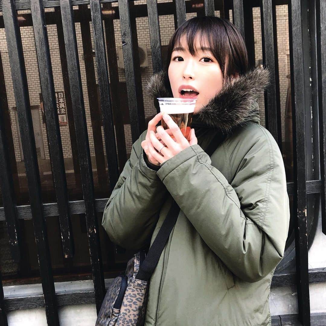 ナカヤマユキコのインスタグラム：「明けましておめでとうございます🌅 . . 色々と大変な状況が続きそうですが、お正月中に体内の隅々までしっかりとアルコール洗浄できましたので、今年も元気にパワフル母ちゃんとして頑張ります💪🏻 . . みなさま、 今年もよろしくお願い致します☺︎ . . . #2021」