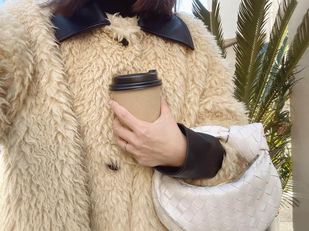 近藤千尋のインスタグラム：「みなさまお正月いかがお過ごしですか🥰 私はずっと家にいて 毎日ダラダラしています。笑🐮🤲 もこもこを着て🐻食料品を買いに 久々に外出た気がする。笑😂♥️ 空気が澄んでいて気持ちいい✨✨  今日からお正月休みで 家にいるひーぼぉくん😚 居てくれるだけで 家事が進むから助かるぜ〜🧹笑」