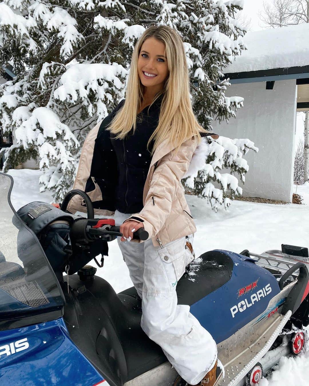 Lindsay Brewerのインスタグラム：「A chilly New Years with the best🤍」