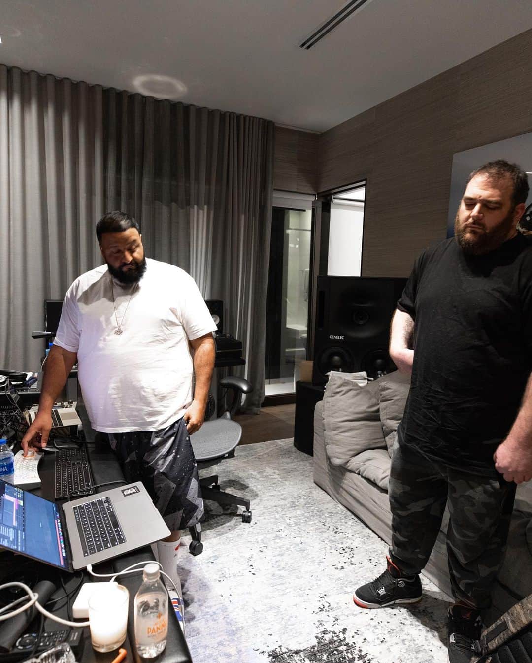 DJキャレドさんのインスタグラム写真 - (DJキャレドInstagram)「We cooking 🔥 , vibes is right and future is bright 🌞 THE LIGHT 💡 IS LOVE ❤️  @djkhaled x @asahdkhaled x @benbillions @wethebestmusic  POSITIVE VIBES ONLY」1月3日 13時58分 - djkhaled