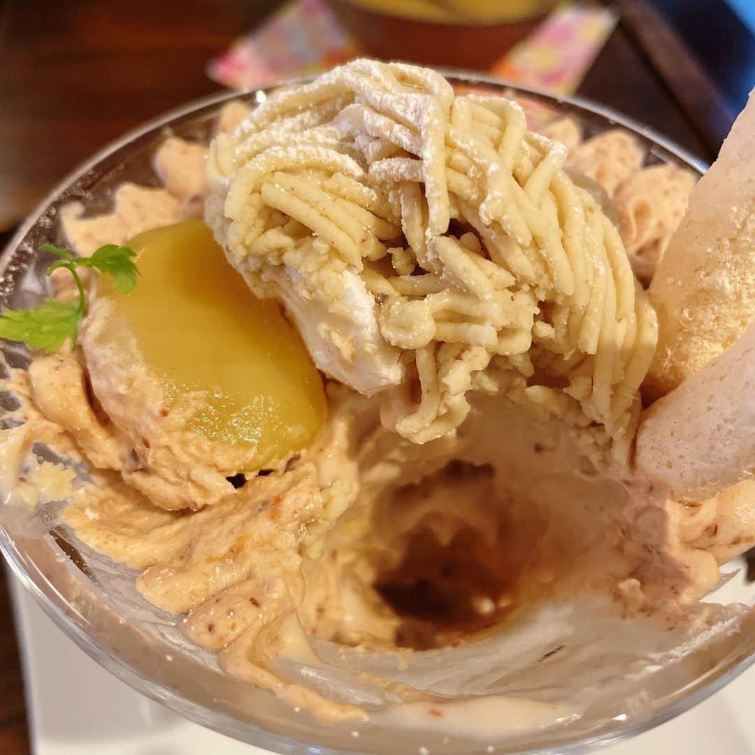里井真由美さんのインスタグラム写真 - (里井真由美Instagram)「「和栗や」さんの 和栗モンブランパフェでございます〜 @waguriya   🌰和栗やさんと、モンブランスタイルさんは姉妹店。こちらが元々のお店です。 @montblancstyle   モンブランパフェは季節によって中の果物が変わり、1月はバナナ〜🍌♡  モンブランスタイルさんのパフェとの違いは、こちらはベースが和栗ソフトクリームになってます。  🌰和栗の木 オーナーをさせて頂いている 竿代さんに年始ご挨拶と 今年の和栗談義♪  年始、東京にいる時は必ず伺う大好きなお店。お正月限定メニューもあるので まとご紹介しますね〜🌰🌰🌰  #モンブランパフェ#パフェ#栗パフェ #和栗や#モンブランの世界#栗#和栗#栗スイーツ#モンブラン#里井真由美#里井ワグリーナ真由美#ワグリーナ#ワグリーナ真由美#japan#mayumisatoi#アフタヌーンティー#零食#さといいね#스위트#ありが糖運動#まゆログ#甜食#着物#フードジャーナリスト里井真由美#kimono#kimonostyle」1月3日 14時00分 - mayumi.satoi