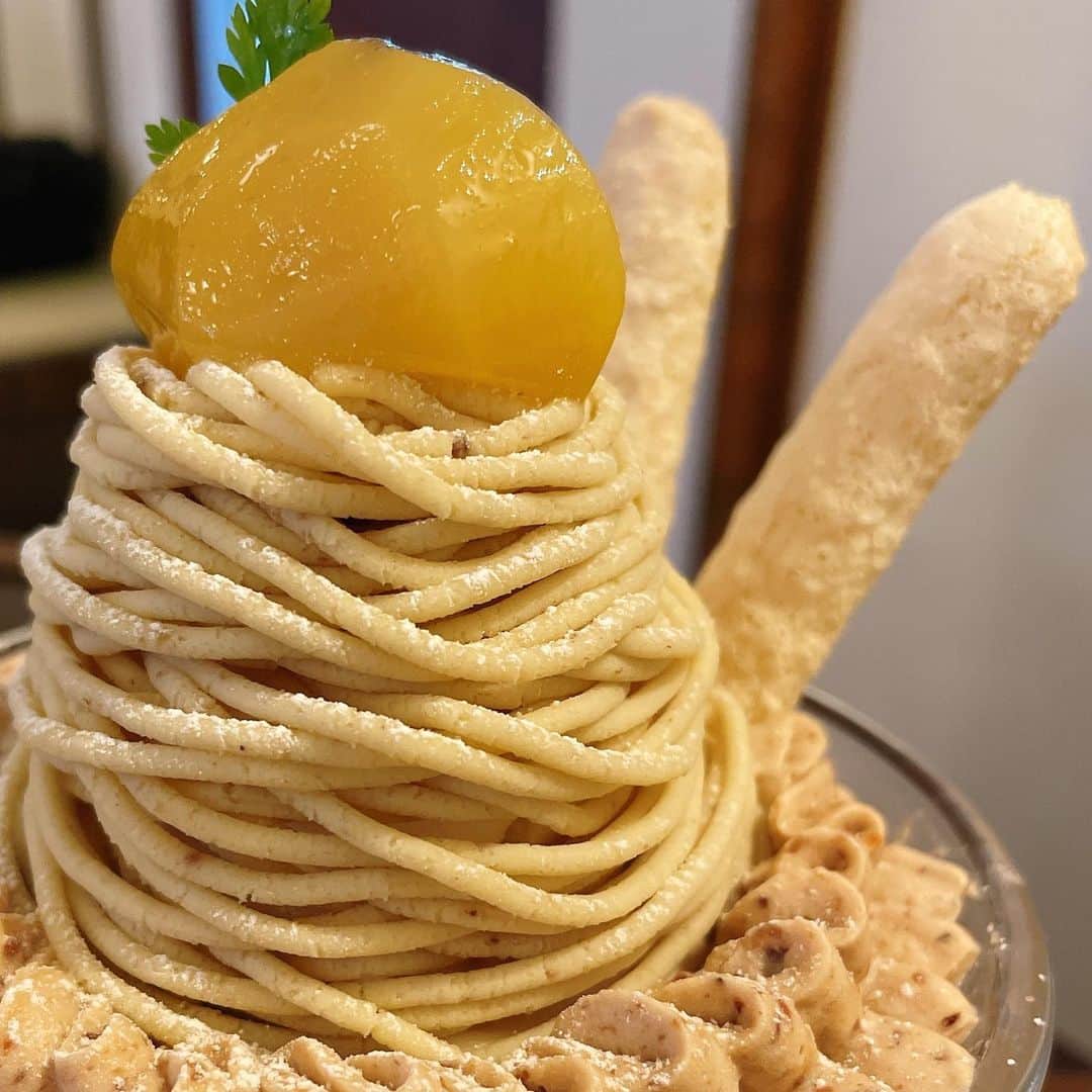 里井真由美さんのインスタグラム写真 - (里井真由美Instagram)「「和栗や」さんの 和栗モンブランパフェでございます〜 @waguriya   🌰和栗やさんと、モンブランスタイルさんは姉妹店。こちらが元々のお店です。 @montblancstyle   モンブランパフェは季節によって中の果物が変わり、1月はバナナ〜🍌♡  モンブランスタイルさんのパフェとの違いは、こちらはベースが和栗ソフトクリームになってます。  🌰和栗の木 オーナーをさせて頂いている 竿代さんに年始ご挨拶と 今年の和栗談義♪  年始、東京にいる時は必ず伺う大好きなお店。お正月限定メニューもあるので まとご紹介しますね〜🌰🌰🌰  #モンブランパフェ#パフェ#栗パフェ #和栗や#モンブランの世界#栗#和栗#栗スイーツ#モンブラン#里井真由美#里井ワグリーナ真由美#ワグリーナ#ワグリーナ真由美#japan#mayumisatoi#アフタヌーンティー#零食#さといいね#스위트#ありが糖運動#まゆログ#甜食#着物#フードジャーナリスト里井真由美#kimono#kimonostyle」1月3日 14時00分 - mayumi.satoi