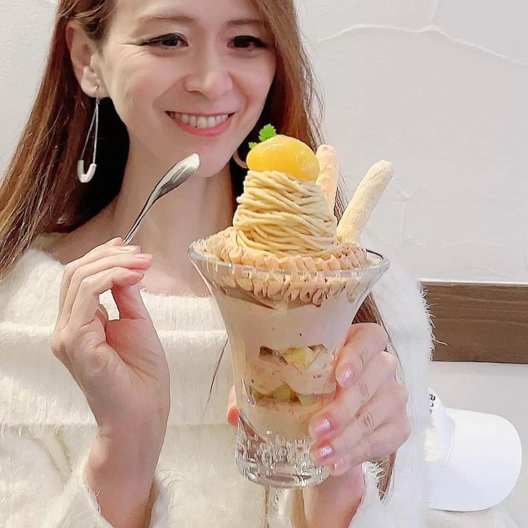 里井真由美さんのインスタグラム写真 - (里井真由美Instagram)「「和栗や」さんの 和栗モンブランパフェでございます〜 @waguriya   🌰和栗やさんと、モンブランスタイルさんは姉妹店。こちらが元々のお店です。 @montblancstyle   モンブランパフェは季節によって中の果物が変わり、1月はバナナ〜🍌♡  モンブランスタイルさんのパフェとの違いは、こちらはベースが和栗ソフトクリームになってます。  🌰和栗の木 オーナーをさせて頂いている 竿代さんに年始ご挨拶と 今年の和栗談義♪  年始、東京にいる時は必ず伺う大好きなお店。お正月限定メニューもあるので まとご紹介しますね〜🌰🌰🌰  #モンブランパフェ#パフェ#栗パフェ #和栗や#モンブランの世界#栗#和栗#栗スイーツ#モンブラン#里井真由美#里井ワグリーナ真由美#ワグリーナ#ワグリーナ真由美#japan#mayumisatoi#アフタヌーンティー#零食#さといいね#스위트#ありが糖運動#まゆログ#甜食#着物#フードジャーナリスト里井真由美#kimono#kimonostyle」1月3日 14時00分 - mayumi.satoi