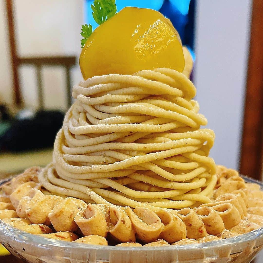 のインスタグラム：「「和栗や」さんの 和栗モンブランパフェでございます〜 @waguriya   🌰和栗やさんと、モンブランスタイルさんは姉妹店。こちらが元々のお店です。 @montblancstyle   モンブランパフェは季節によって中の果物が変わり、1月はバナナ〜🍌♡  モンブランスタイルさんのパフェとの違いは、こちらはベースが和栗ソフトクリームになってます。  🌰和栗の木 オーナーをさせて頂いている 竿代さんに年始ご挨拶と 今年の和栗談義♪  年始、東京にいる時は必ず伺う大好きなお店。お正月限定メニューもあるので まとご紹介しますね〜🌰🌰🌰  #モンブランパフェ#パフェ#栗パフェ #和栗や#モンブランの世界#栗#和栗#栗スイーツ#モンブラン#里井真由美#里井ワグリーナ真由美#ワグリーナ#ワグリーナ真由美#japan#mayumisatoi#アフタヌーンティー#零食#さといいね#스위트#ありが糖運動#まゆログ#甜食#着物#フードジャーナリスト里井真由美#kimono#kimonostyle」