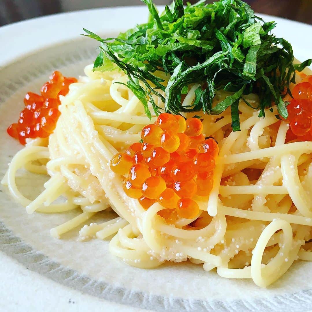 のインスタグラム：「３日目のお昼のルーティンは明太子パスタ。 年末に仕入れた三宅水産　@miyakesuisan のイクラをたっぷり。 駅伝も無事終了。今年は本当にドラマティックな展開に。走り切った選手の皆さん、本当にお疲れさまでした。  #明太子パスタ #イクラもりもり #お正月仕様」