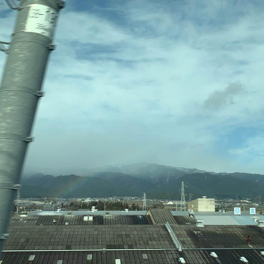 大隅智子さんのインスタグラム写真 - (大隅智子Instagram)「新幹線から富士山が見えました。 少し前には虹も！ うっすらとかかってます。 #富士山 #虹 #新幹線」1月3日 14時10分 - tomokotenki