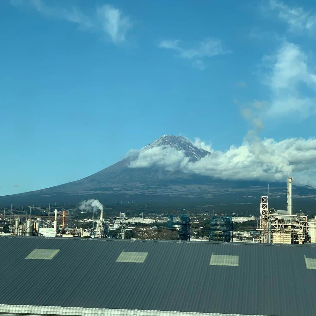 大隅智子さんのインスタグラム写真 - (大隅智子Instagram)「新幹線から富士山が見えました。 少し前には虹も！ うっすらとかかってます。 #富士山 #虹 #新幹線」1月3日 14時10分 - tomokotenki