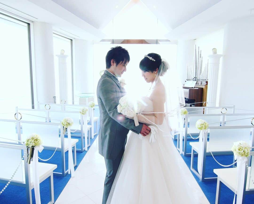 別府湾ロイヤルホテル(ブライダル)【大分】【結婚式】のインスタグラム：「2人だけの結婚式 家族だけの結婚式 お披露目のお食事会 いろんな形　たくさんの幸せ いつでもあなたを応援します🙂  不安を吹き飛ばすリモート（zoom利用）でのご相談もお受けしております。こんな時期だからこそ、顔を見ながら繋がりませんか？？ ご予約はお電話、メールにて承ります✉️📞 もちろんお電話でのお問い合わせもお気軽に🙂  大分県速見郡日出町 ホテル&リゾーツ別府湾　婚礼 代表　0977-72-9800 mail  sirens@daiwaresort.co.jp  #別府湾　#ホテルアンドリゾーツ別府湾　#結婚式　#結婚式延期　#大分県結婚式　#別府市　#日出町　#プレ花嫁　#お食事会　#御披露目会　#家族婚　#家族挙式　#エール　#海の上のチャペル　#リゾートウェディング　#コロナに負けない」