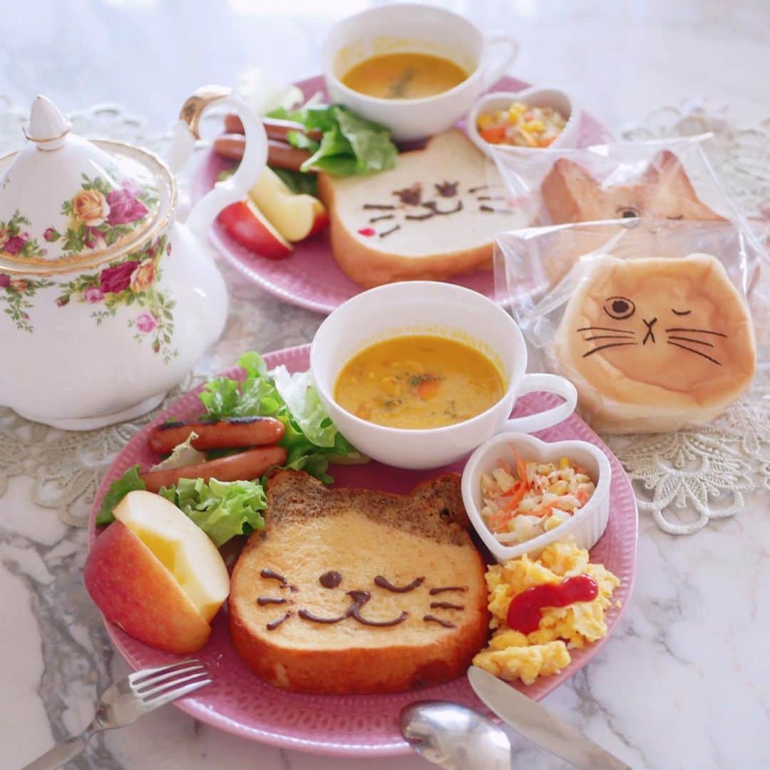 倉岡生夏のインスタグラム：「ねこ食パンモーニング🍞💓 ・ ・ 可愛いねこ食パンを頂いたので⭐️ ・ この子達可愛いのにおいしいのです⭐️ 手前のはフレンチトーストミルクティーバージョンです❣️ ・  みなさん新年はどうお過ごしでしょうか？⭐️  ・ 新年のコメントありがとうございます^_^ 改めて今年もよろしくお願いします❣️ コメント返信させていただきます💓 ・ ・  #ねこ食パン  #おうちカフェ  #モーニング  #モーニングプレート  #ワンプレートごはん  #ワンプレート朝ごはん  #ねこねこ食パン  #おうちcafe  #おうちごはん記録  #愛され料理 #キャラ弁  #breakfast #nekopan  #kyaraben  #cafestagram  #2021年  #あけましておめでとうございます」