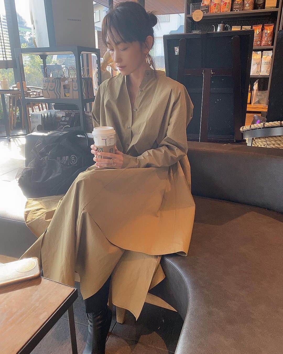 NANAさんのインスタグラム写真 - (NANAInstagram)「ひなせをバイト送るまでスタバでサクッとお茶☕✧ ☆ 前髪増やしたの子供達から大不評なんだけど本人は凄く気に入ってます😅 ☆ 正月化粧もしないでダラダラしてたから久しぶり化粧して少しシャキッと☺️ ☆ 密を避けながらコロナと共存しながら生活していかないとね🙄 ☆ 今年も子供達のバイト送り迎え頑張りまーす😂 ☆ ☆ #lifestyle#fashon#etretokyo#mm6maisonmargiela#ワンピース#マキシワンピース#エトレトウキョウ#頭ボサボサ#アラフォーママ#アラフォーコーデ #outfitoftheday#ootd#styls」1月3日 14時21分 - nana1977hs