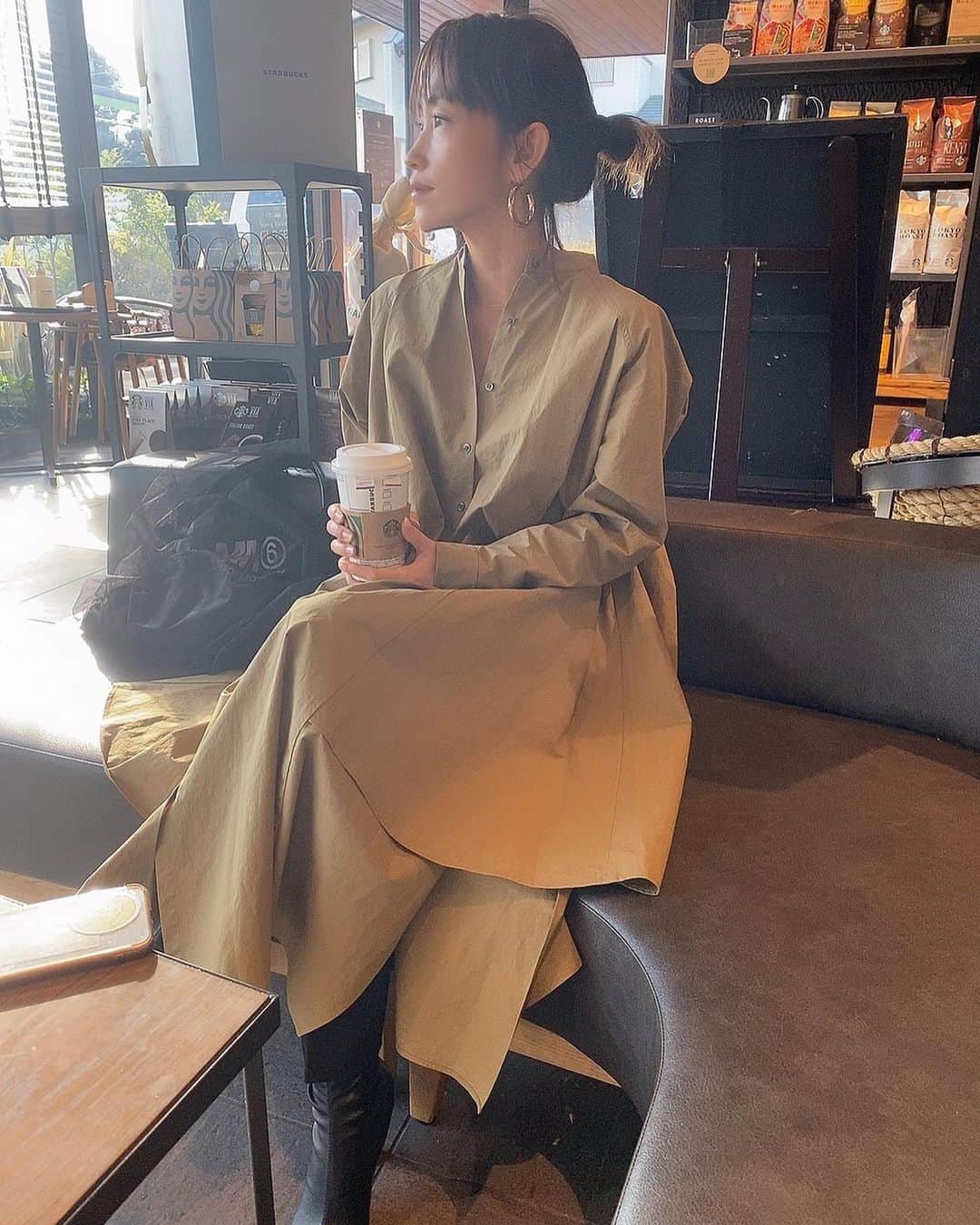 NANAさんのインスタグラム写真 - (NANAInstagram)「ひなせをバイト送るまでスタバでサクッとお茶☕✧ ☆ 前髪増やしたの子供達から大不評なんだけど本人は凄く気に入ってます😅 ☆ 正月化粧もしないでダラダラしてたから久しぶり化粧して少しシャキッと☺️ ☆ 密を避けながらコロナと共存しながら生活していかないとね🙄 ☆ 今年も子供達のバイト送り迎え頑張りまーす😂 ☆ ☆ #lifestyle#fashon#etretokyo#mm6maisonmargiela#ワンピース#マキシワンピース#エトレトウキョウ#頭ボサボサ#アラフォーママ#アラフォーコーデ #outfitoftheday#ootd#styls」1月3日 14時21分 - nana1977hs