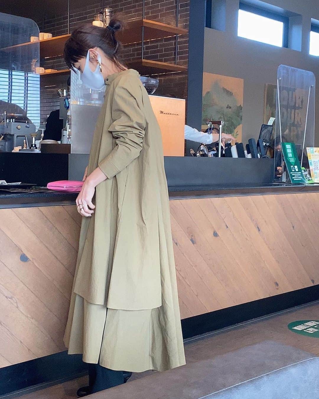 NANAさんのインスタグラム写真 - (NANAInstagram)「ひなせをバイト送るまでスタバでサクッとお茶☕✧ ☆ 前髪増やしたの子供達から大不評なんだけど本人は凄く気に入ってます😅 ☆ 正月化粧もしないでダラダラしてたから久しぶり化粧して少しシャキッと☺️ ☆ 密を避けながらコロナと共存しながら生活していかないとね🙄 ☆ 今年も子供達のバイト送り迎え頑張りまーす😂 ☆ ☆ #lifestyle#fashon#etretokyo#mm6maisonmargiela#ワンピース#マキシワンピース#エトレトウキョウ#頭ボサボサ#アラフォーママ#アラフォーコーデ #outfitoftheday#ootd#styls」1月3日 14時21分 - nana1977hs