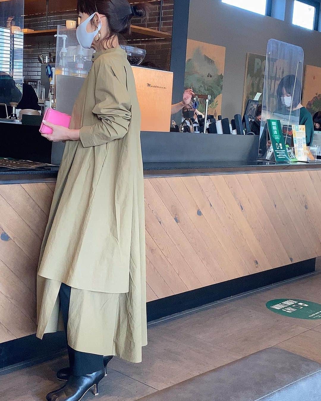 NANAさんのインスタグラム写真 - (NANAInstagram)「ひなせをバイト送るまでスタバでサクッとお茶☕✧ ☆ 前髪増やしたの子供達から大不評なんだけど本人は凄く気に入ってます😅 ☆ 正月化粧もしないでダラダラしてたから久しぶり化粧して少しシャキッと☺️ ☆ 密を避けながらコロナと共存しながら生活していかないとね🙄 ☆ 今年も子供達のバイト送り迎え頑張りまーす😂 ☆ ☆ #lifestyle#fashon#etretokyo#mm6maisonmargiela#ワンピース#マキシワンピース#エトレトウキョウ#頭ボサボサ#アラフォーママ#アラフォーコーデ #outfitoftheday#ootd#styls」1月3日 14時21分 - nana1977hs