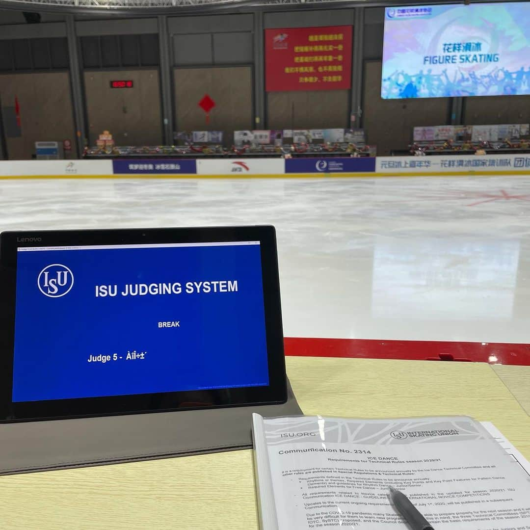 lixibei_iceのインスタグラム：「⛸️Judge ÀîÎ➗+‘ 下班😊  🎉新年快乐🇨🇳顺顺利利🍾️」