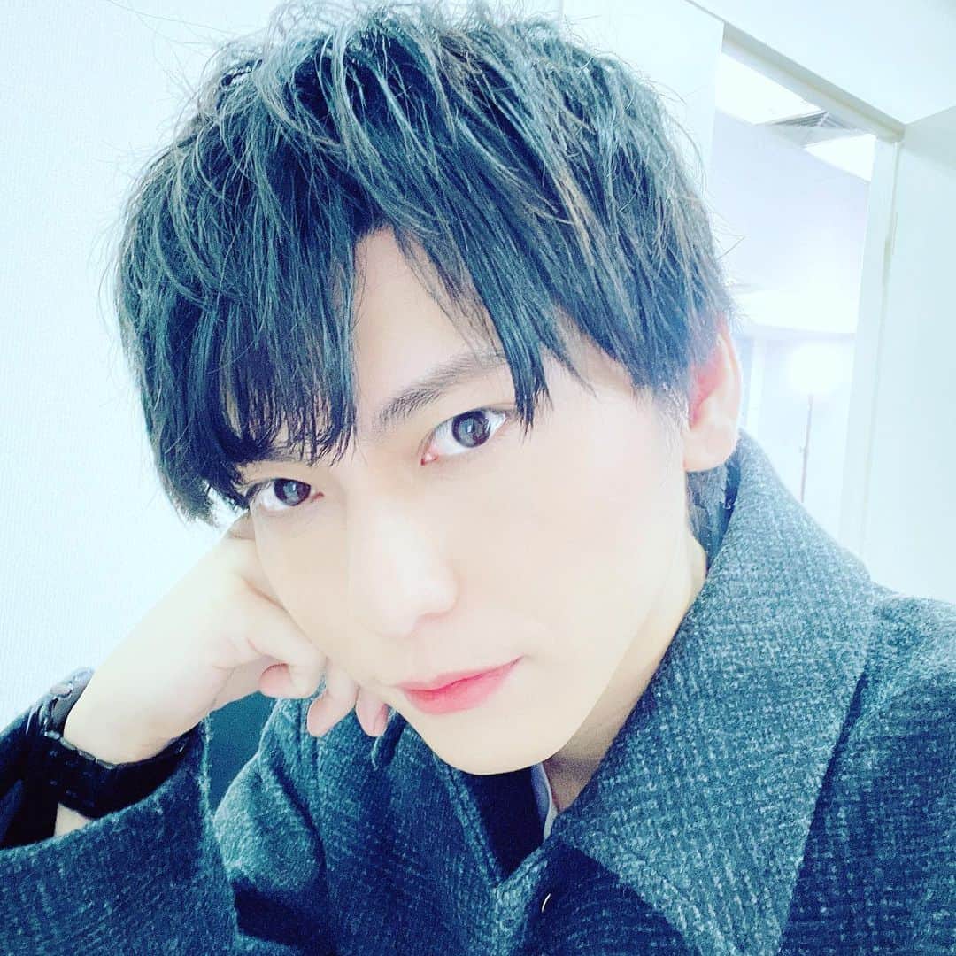鍵本輝のインスタグラム：「あけましておめでとうございます！ 今年もよろしくお願いします(^-^) 三が日はとりあえず2020年に撮り溜めてた アニメ「ワンピース」を一気見しています👀 皆さんはどんなお正月を過ごしてますか！？ #お正月 #2021」