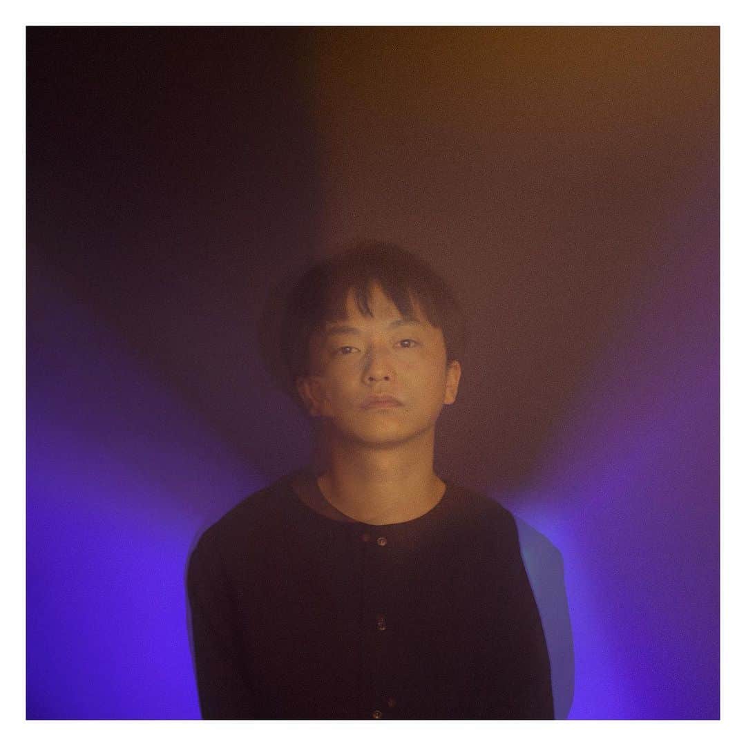 木村華子のインスタグラム：「Soulflexの愛すべき「社長」こと、ビートメイカーのMori Zentaro @mori_zentaro の新しいアー写を撮影しました。 度重なる打合せを経て、久しぶり(4〜5年ぶりくらい!?)に撮らせてもらえて嬉しかったです！  #photo #portraitphotography #portrait #photography #photographer #photooftheday #fashion #artist #photoshoot #canon  #beatmaker #musician #Soulflex #ig_portrait #ポートレート #人物写真 #撮影 #写真 #一眼レフ #アー写 #フォトグラファー #カメラマン #木村華子」