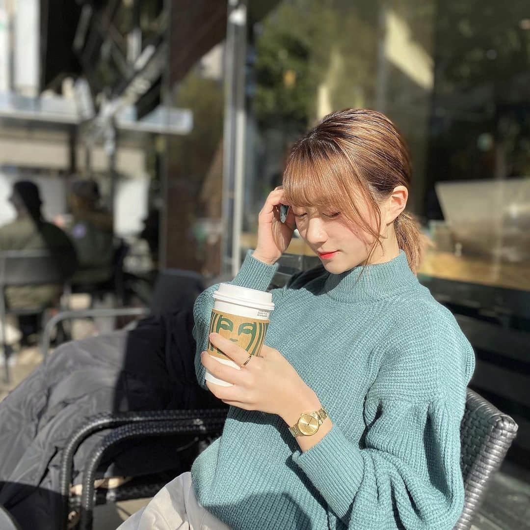 高辻千夏さんのインスタグラム写真 - (高辻千夏Instagram)「新年なので、気持ちも新たに☕️﻿ ﻿  新しい一年を、新しい物で始めたい…❤︎ ﻿ ﻿ ﻿ 新しい時計とリングは、 @danielwellington .*･ﾟ  ⌚﻿ ICONIC LINK UNITONE 💍 CLASSIC RING  ﻿ ﻿ ﻿カラーは上品なゴールドにしました👼🏼💕  ﻿ ﻿ Daniel Wellingtonは、 1/7までホリデーキャンペーンやってるよ〜〜っ、！  ﻿ ⛄️公式サイト  https://www.danielwellington.com/jp/ DW直営店舗にて二点以上お買い上げで25％OFF 《 全品対象1/7まで 》﻿ ﻿ ⛄️特別ギフトラッピング無料﻿ ﻿ ❄15％OFFcouponcode：chinatsujk ❄﻿ ﻿ ﻿ みんなもお得にゲットしてね⌚❤︎﻿ ﻿ ﻿ ﻿  #ダニエルウェリントン #DWニューイヤー　#danielwellington #腕時計 #時計 #手元くら部 #手元コーデ #リング #カフェ巡り #カフェスタグラム #カフェ部 #カフェ女子 #テラスカフェ #ファッション #サロンモデル #関西サロンモデル #関西サロモ #フリーモデル #アパレルモデル  #冬コーデ #ニットコーデ #얼스타그램 #패션 #시계 #다니엘웰링턴 #좋아요반사 #카페스타그램 #fashion #starbucksjapan #watch」1月3日 14時30分 - chinatsujk