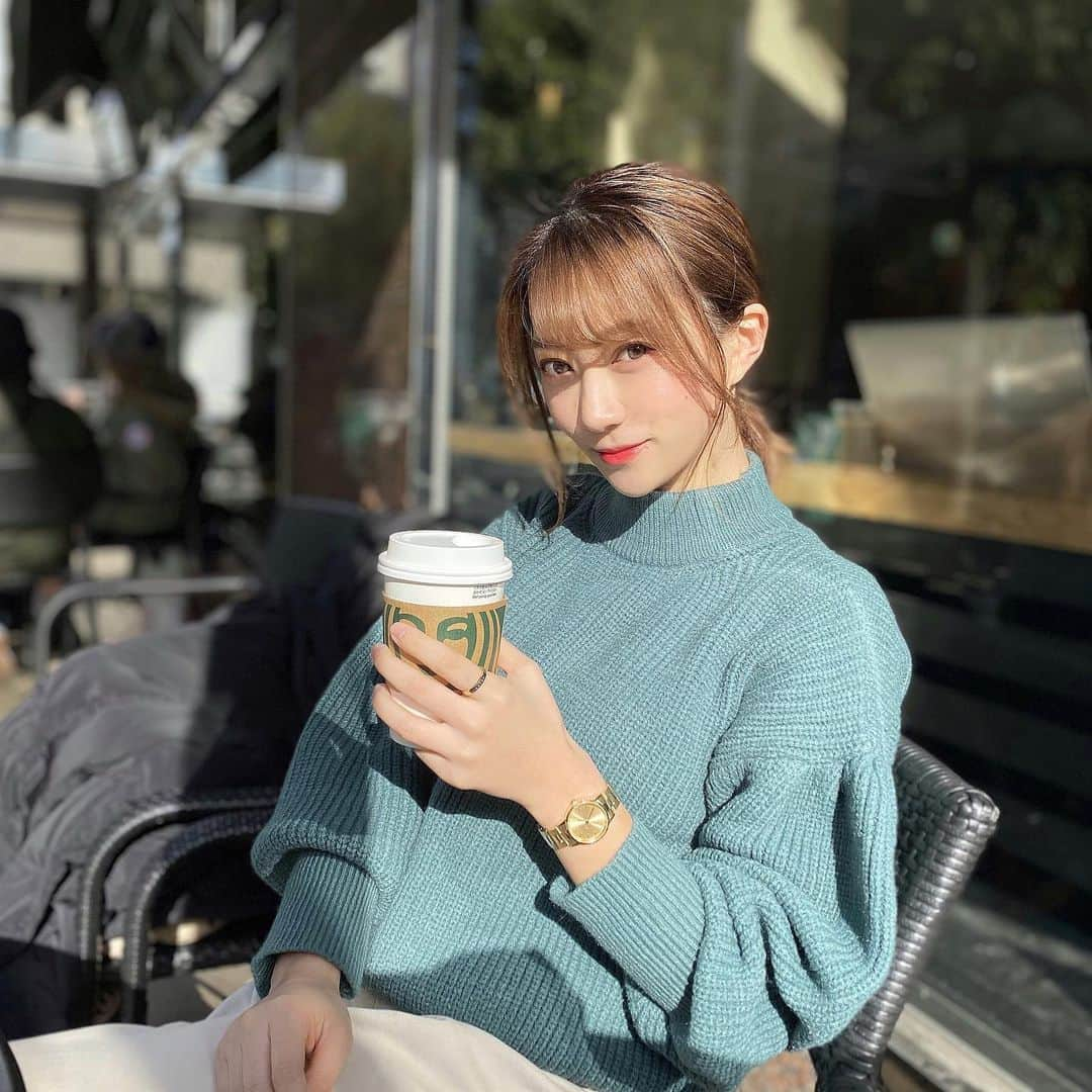 高辻千夏さんのインスタグラム写真 - (高辻千夏Instagram)「新年なので、気持ちも新たに☕️﻿ ﻿  新しい一年を、新しい物で始めたい…❤︎ ﻿ ﻿ ﻿ 新しい時計とリングは、 @danielwellington .*･ﾟ  ⌚﻿ ICONIC LINK UNITONE 💍 CLASSIC RING  ﻿ ﻿ ﻿カラーは上品なゴールドにしました👼🏼💕  ﻿ ﻿ Daniel Wellingtonは、 1/7までホリデーキャンペーンやってるよ〜〜っ、！  ﻿ ⛄️公式サイト  https://www.danielwellington.com/jp/ DW直営店舗にて二点以上お買い上げで25％OFF 《 全品対象1/7まで 》﻿ ﻿ ⛄️特別ギフトラッピング無料﻿ ﻿ ❄15％OFFcouponcode：chinatsujk ❄﻿ ﻿ ﻿ みんなもお得にゲットしてね⌚❤︎﻿ ﻿ ﻿ ﻿  #ダニエルウェリントン #DWニューイヤー　#danielwellington #腕時計 #時計 #手元くら部 #手元コーデ #リング #カフェ巡り #カフェスタグラム #カフェ部 #カフェ女子 #テラスカフェ #ファッション #サロンモデル #関西サロンモデル #関西サロモ #フリーモデル #アパレルモデル  #冬コーデ #ニットコーデ #얼스타그램 #패션 #시계 #다니엘웰링턴 #좋아요반사 #카페스타그램 #fashion #starbucksjapan #watch」1月3日 14時30分 - chinatsujk