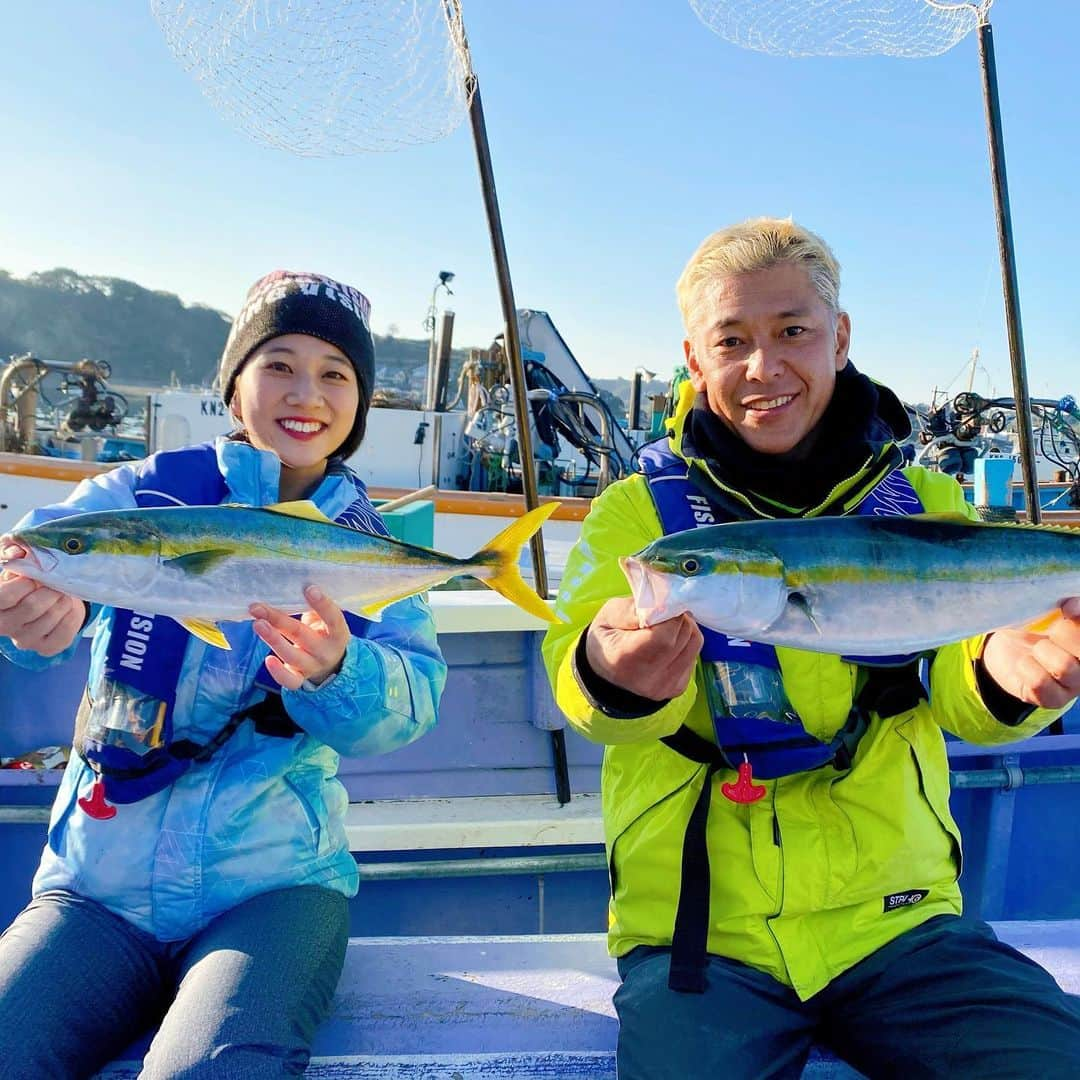 太田唯さんのインスタグラム写真 - (太田唯Instagram)「@fishingvision 🎣  昨日は「勝手に番組ジャック」﻿ ご覧頂きありがとうございました！﻿ ﻿ 突撃ジャックにびっくりしたけど、﻿ 亮さんと釣りご一緒できて﻿ とっても楽しかったです😁✊(笑)﻿ ﻿ めで鯛は残念ながら釣れませんでしたが﻿ イナダがたくさん釣れて、﻿ ダイナミックな引きをたくさん味わえました💥 ﻿ グンってくる釣り、やっぱり好きです﻿ ﻿ ﻿ 2021年もたくさん﻿ 美味しい魚が釣れますように！🙏✨﻿ ﻿ ﻿ ﻿ ﻿ #fishing ﻿ #fishinglife #tokyo  #釣り #釣りガール #釣りスタグラム  #釣りビジョン #番組ジャック  #関爆 #イナダ #真鯛釣り」1月3日 14時32分 - yuiohta.official