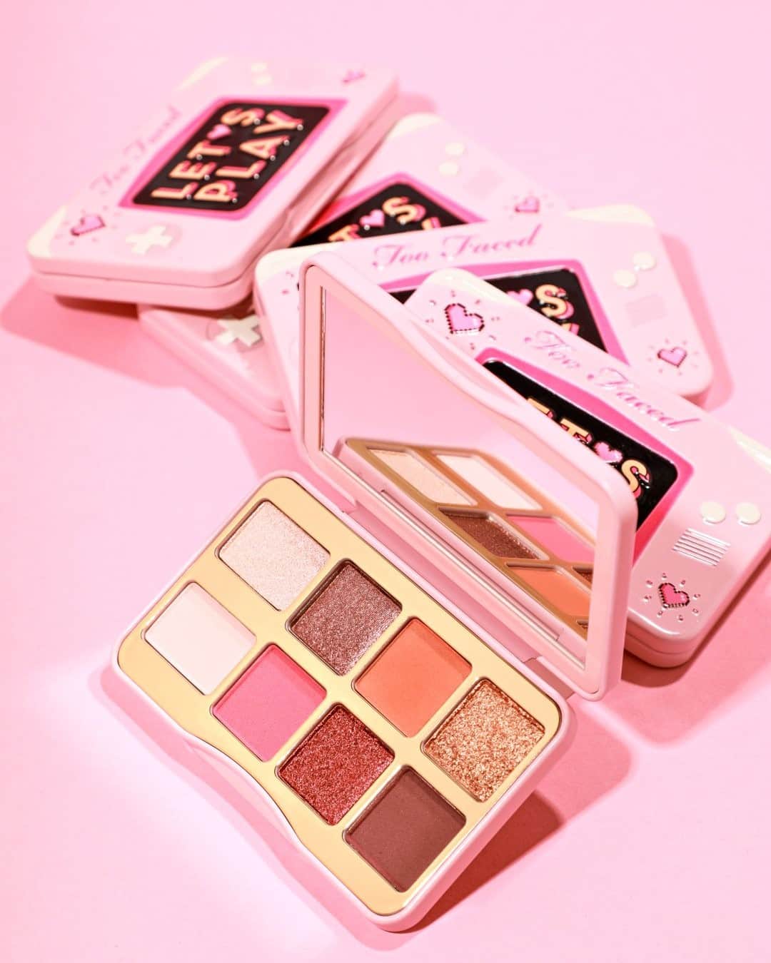 Too Facedさんのインスタグラム写真 - (Too FacedInstagram)「Pink Dreams are made of THIS! 😍🥰 Our NEW Let’s Play Mini Eye Shadow Palette was inspired by fun-loving gamers with shades SO playful, you’ll be saying “Game On!” #toofaced」1月3日 14時38分 - toofaced