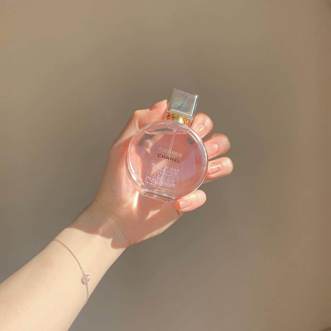 TakeuchiAyaka のインスタグラム：「.  気分を上げてくれる香り🥂  #チャンスオータンドゥ #オードゥパルファム　 #持ち運び便利サイズ #chanel #eaudeparfum #rose #perfume #pink #chanelcosme #beauty #insta #bracelete #present #thx #archive」