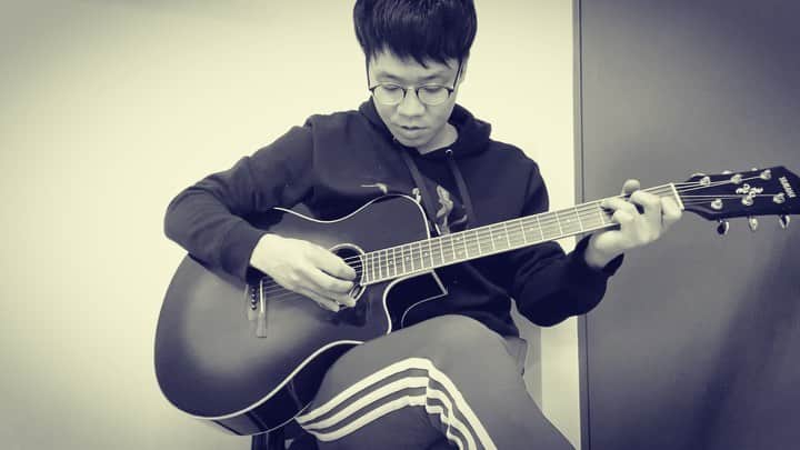 岡下雅典のインスタグラム：「「裸の心」歌ってみたよ♪♪ いい曲やね❤️  #は？ #誰のやつ？ #あいみょんちゃうの？ #俺のオリジナルかい #岡みょんの #裸の心かい」