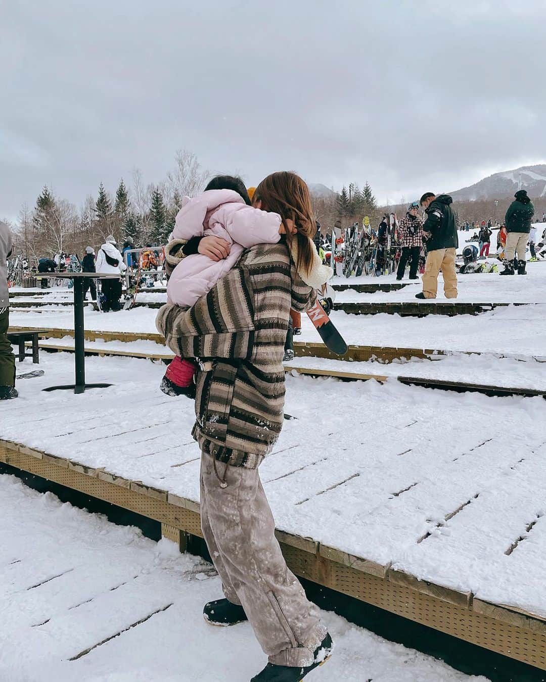 のインスタグラム：「. . 最近また抱っこマン☃️🤍 色んなことが出来るようになって、その分大変なことも増えて。笑 【母としてもっと器が大きくなりたい】ということが、2021年の目標の一つです🥲💕 #母と娘 #長女 #はじめての雪遊び #姉妹ママ #ママライフ #抱っこマン #お正月 #2021年の抱負 #今年の抱負」