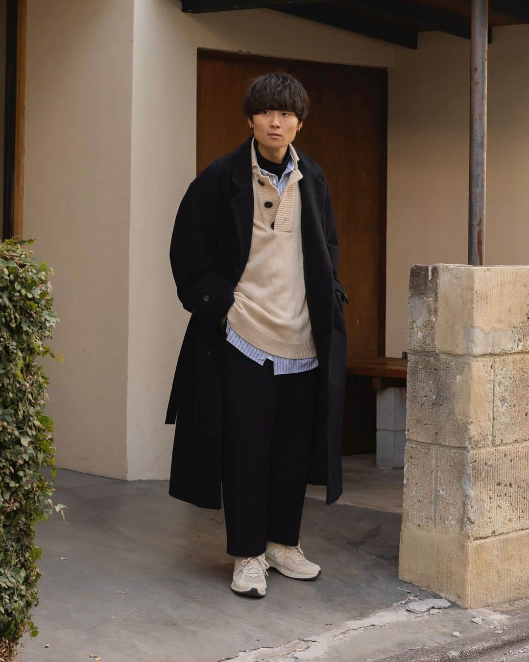 Ryoさんのインスタグラム写真 - (RyoInstagram)「ㅤㅤㅤㅤㅤㅤㅤㅤㅤㅤㅤㅤㅤ Layered styling coat:#ssstein knit:#trunkproject shirt:#coda tee:#yoketokyo pants:#urutokyo shoes:#newbalance2002r」1月3日 15時08分 - ryo__takashima