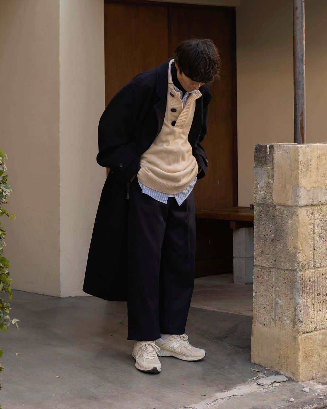 Ryoさんのインスタグラム写真 - (RyoInstagram)「ㅤㅤㅤㅤㅤㅤㅤㅤㅤㅤㅤㅤㅤ Layered styling coat:#ssstein knit:#trunkproject shirt:#coda tee:#yoketokyo pants:#urutokyo shoes:#newbalance2002r」1月3日 15時08分 - ryo__takashima