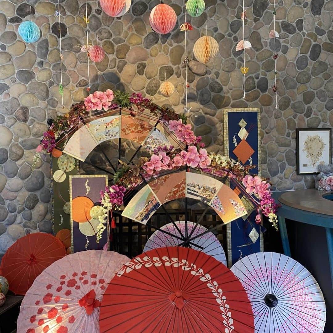 Lumierange ルミエランジェさんのインスタグラム写真 - (Lumierange ルミエランジェInstagram)「明けましておめでとうございます！ ルミエランジェ・ガーデン館内もすっかりお正月仕様になりました🎍  詳しくは、[ルミエランジェ・ガーデンHP→プロデューサーブログ]をチェックしてみてください♪ ルミエランジェ・ガーデンが、未来へ絆を繋ぐ場となりますように。 スタッフ一同、真心を込めてお手伝いさせて頂きます＊  本年も何卒、宜しくお願い致します。  #ルミエランジェ結婚式  #神戸結婚式 #お正月 #和装 #家族 #絆 #プレ花嫁さんと繋がりたい」1月3日 15時17分 - lumierange_garden
