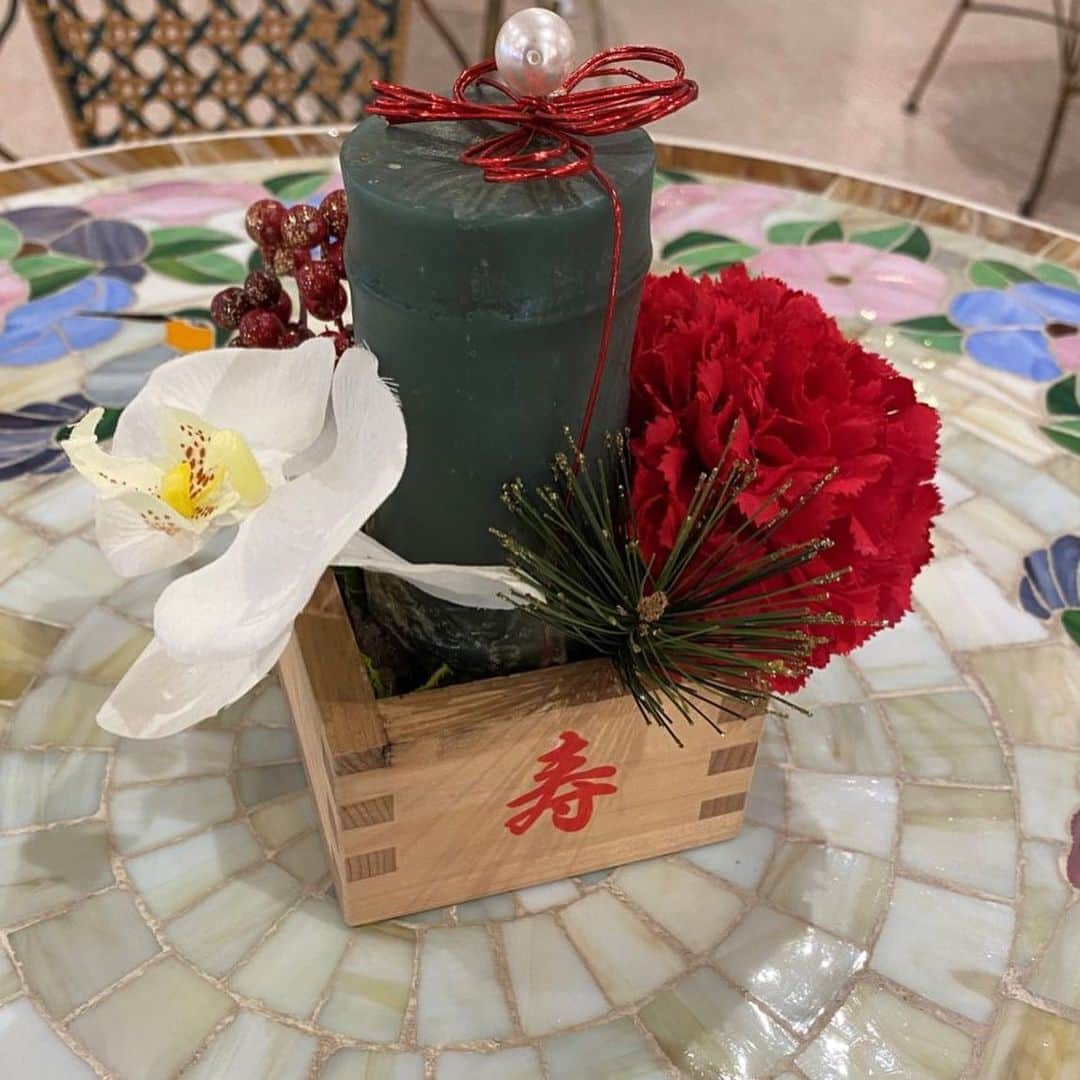 Lumierange ルミエランジェさんのインスタグラム写真 - (Lumierange ルミエランジェInstagram)「明けましておめでとうございます！ ルミエランジェ・ガーデン館内もすっかりお正月仕様になりました🎍  詳しくは、[ルミエランジェ・ガーデンHP→プロデューサーブログ]をチェックしてみてください♪ ルミエランジェ・ガーデンが、未来へ絆を繋ぐ場となりますように。 スタッフ一同、真心を込めてお手伝いさせて頂きます＊  本年も何卒、宜しくお願い致します。  #ルミエランジェ結婚式  #神戸結婚式 #お正月 #和装 #家族 #絆 #プレ花嫁さんと繋がりたい」1月3日 15時17分 - lumierange_garden